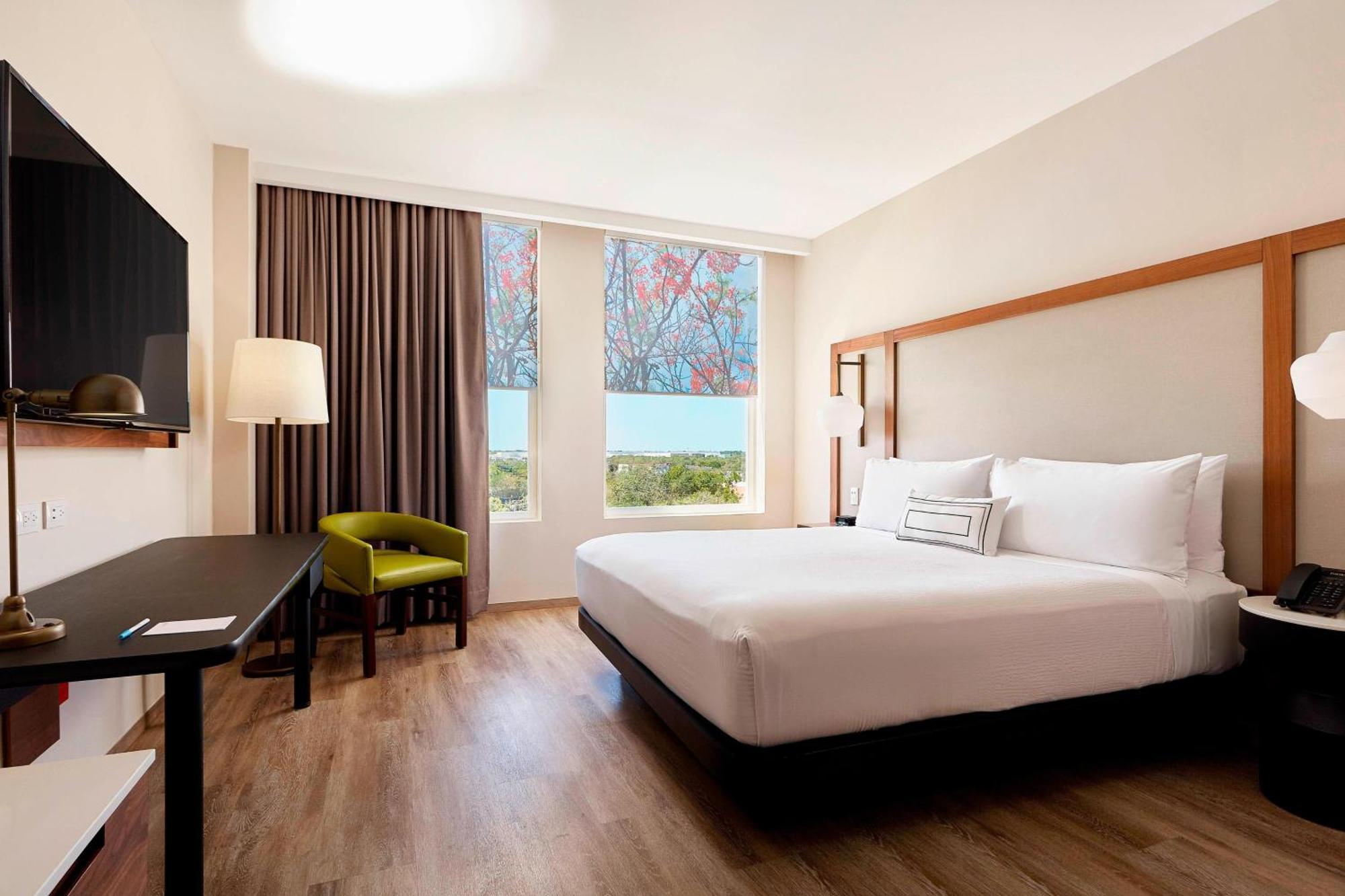 Guest Room 1 King Airport Transfer