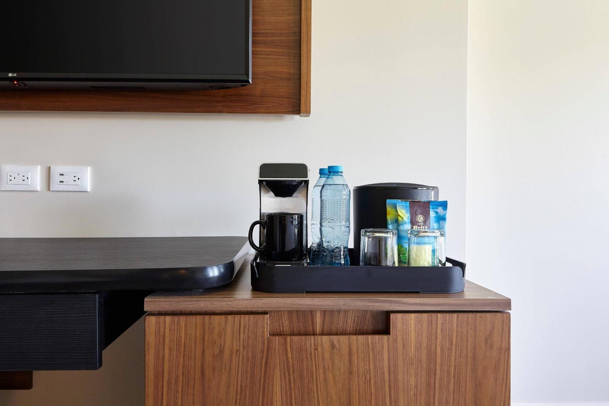Guest Room 1 King Airport Transfer