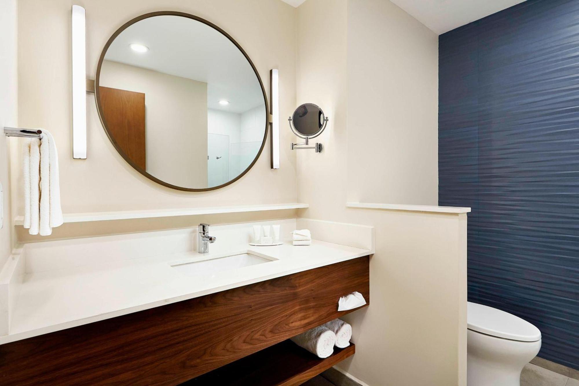 Guest Room 1 King Airport Transfer