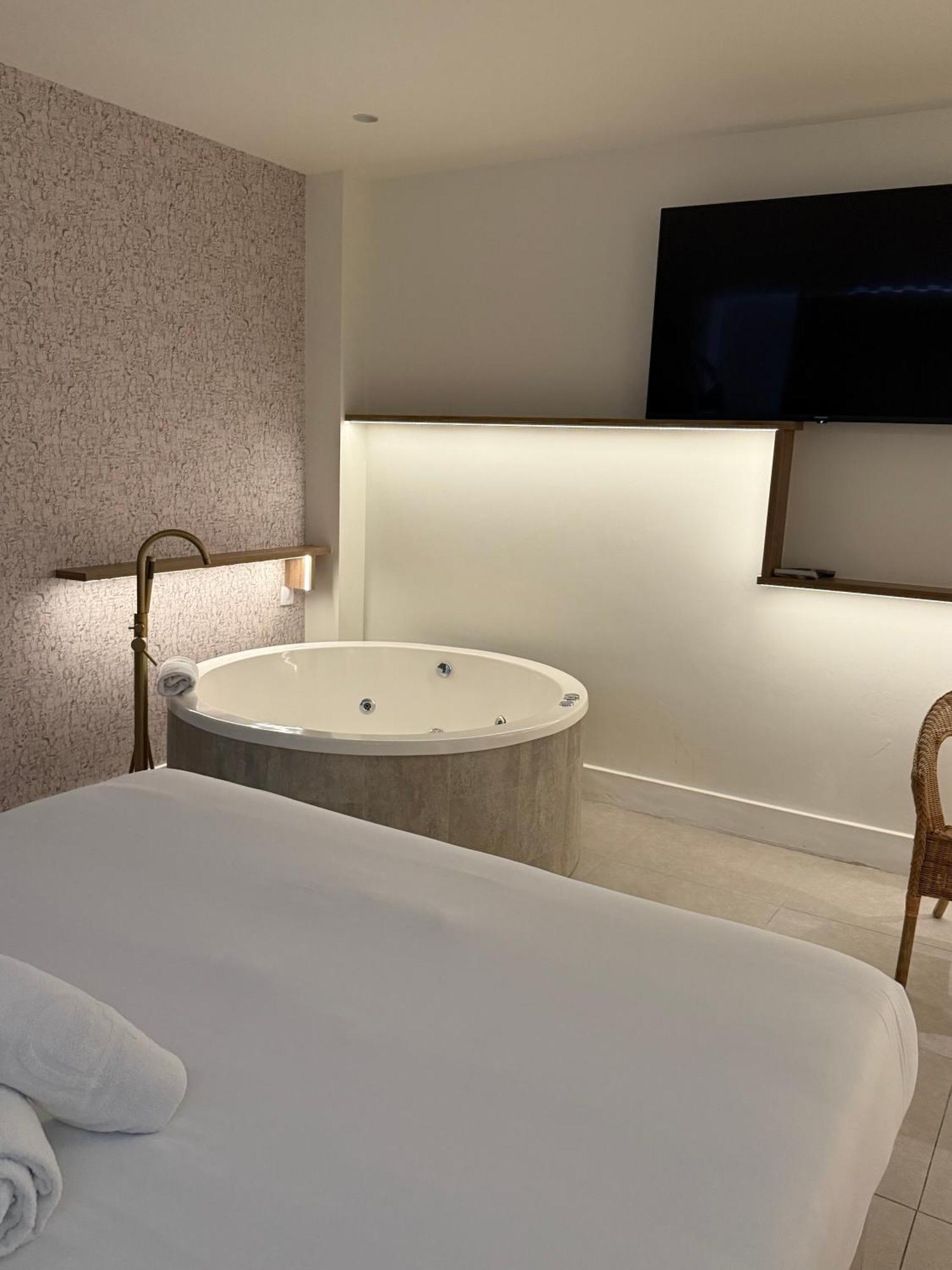 One-Bedroom Apartment Spa Bath