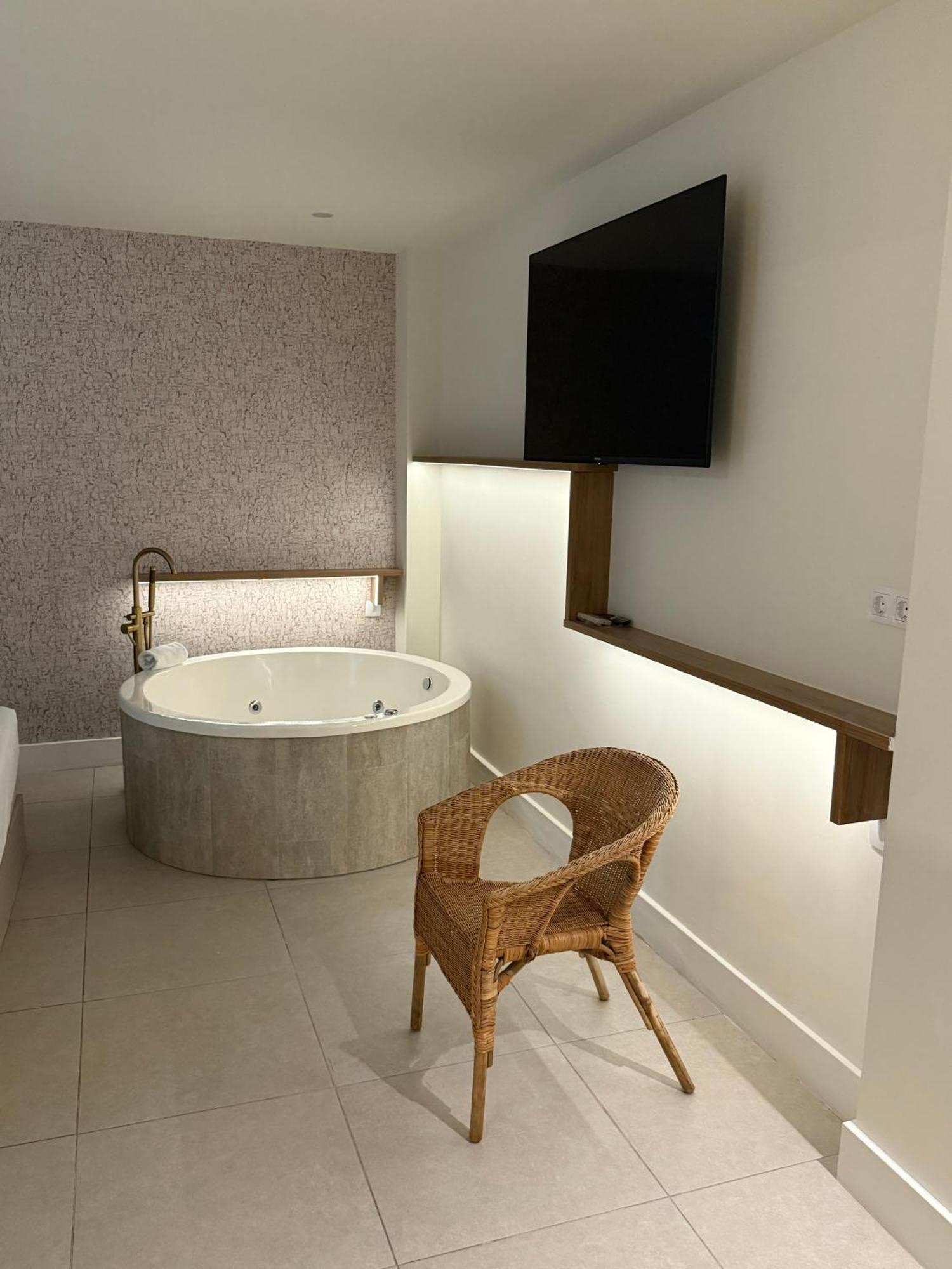 One-Bedroom Apartment Spa Bath
