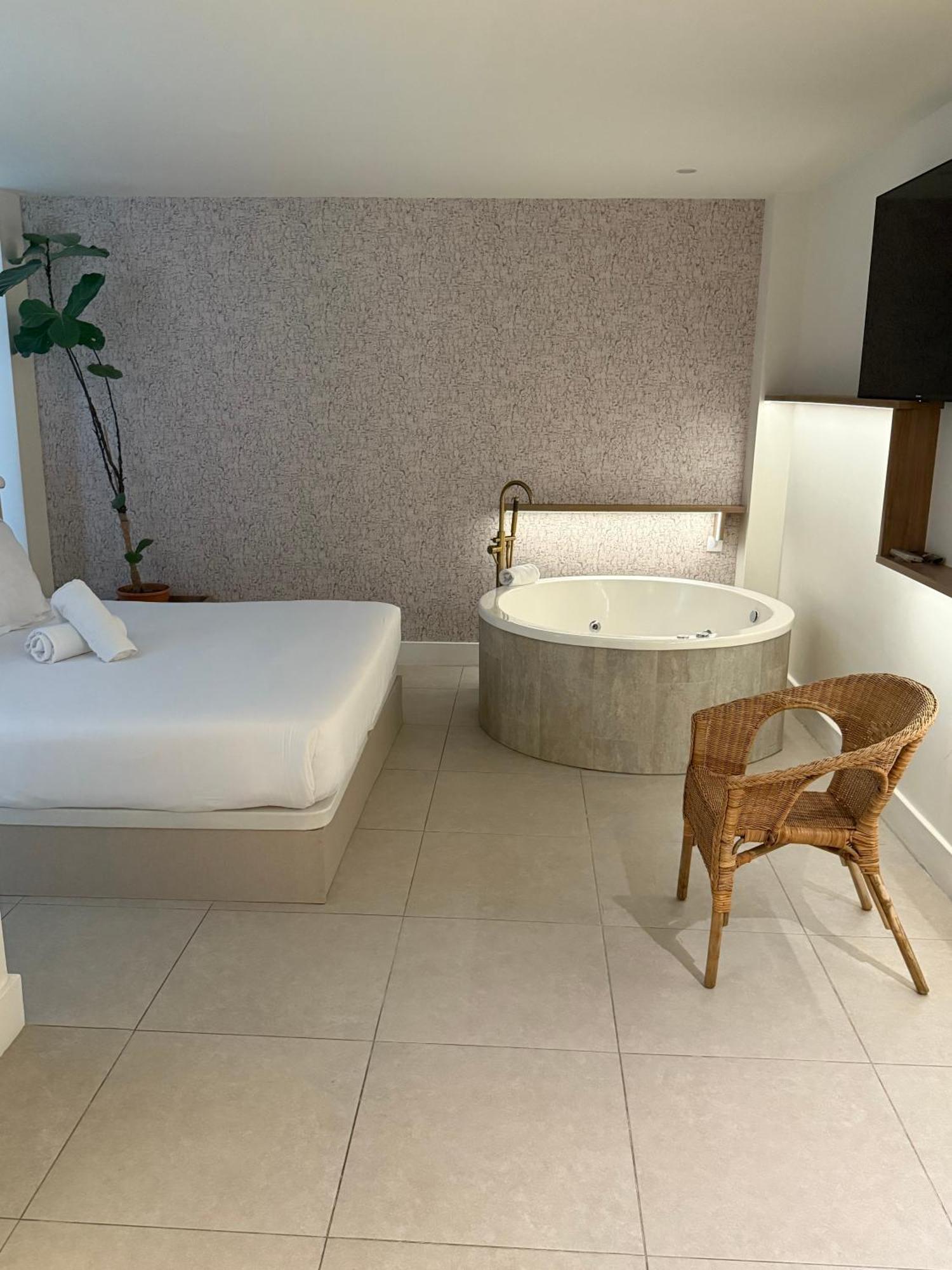 One-Bedroom Apartment Spa Bath