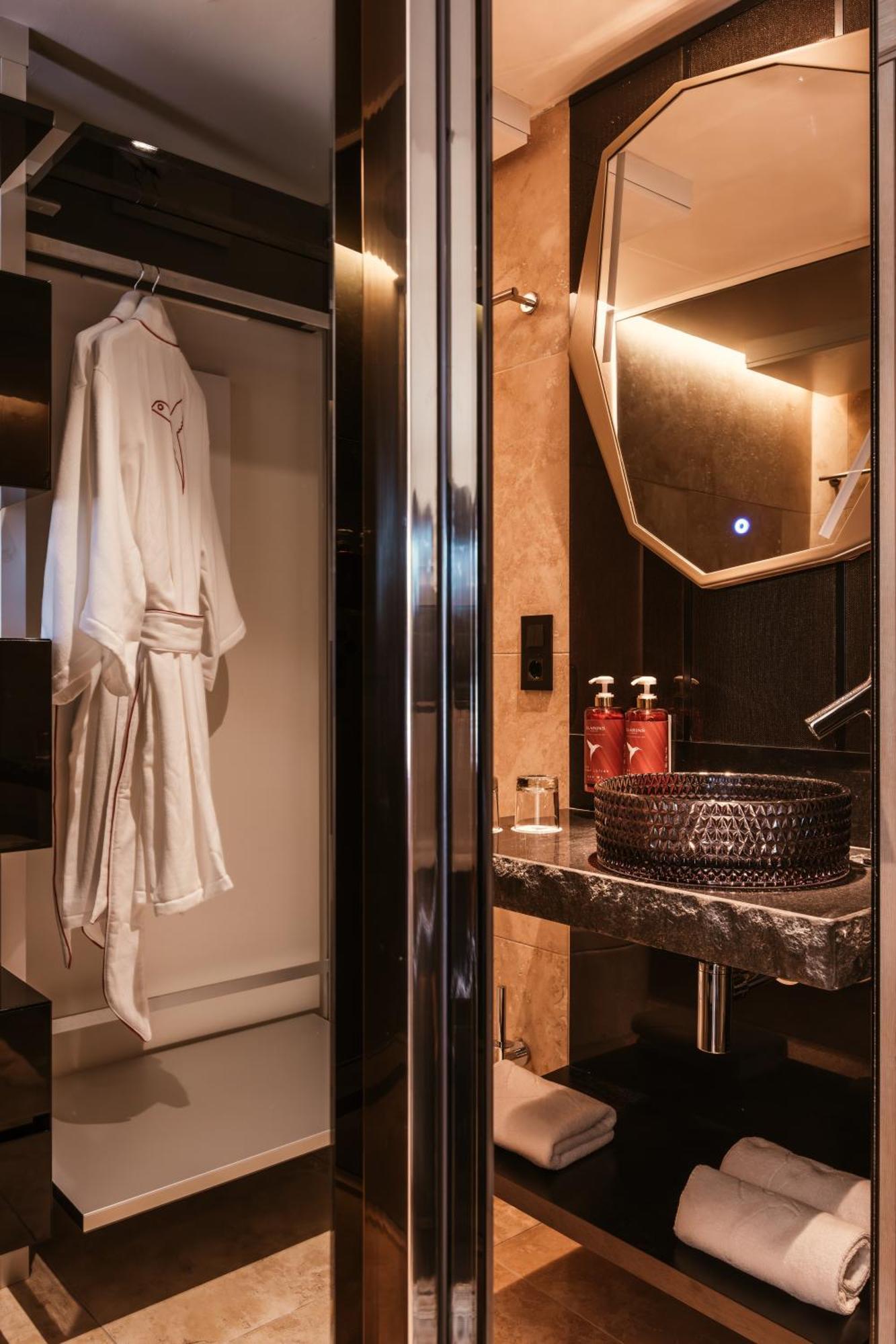 Doppelzimmer – „Don't Be shy" – Inklusive Eintritt in den Ushuaia Club
