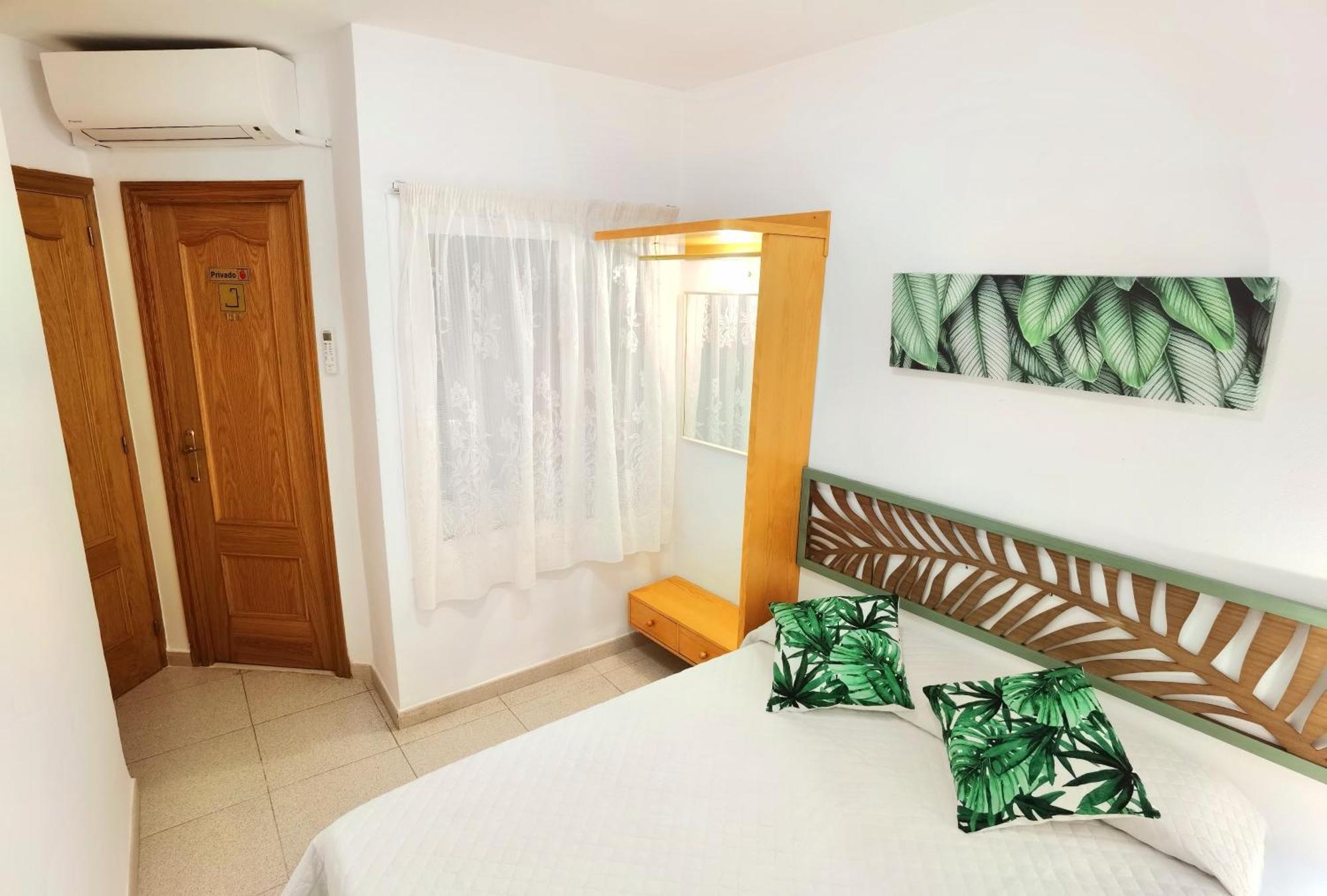Small Single Room without Window