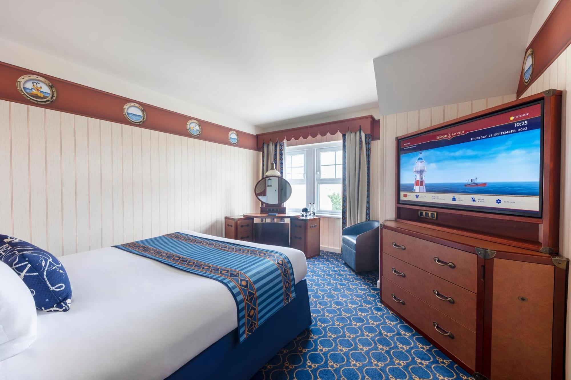 Compass Club Room Lake View