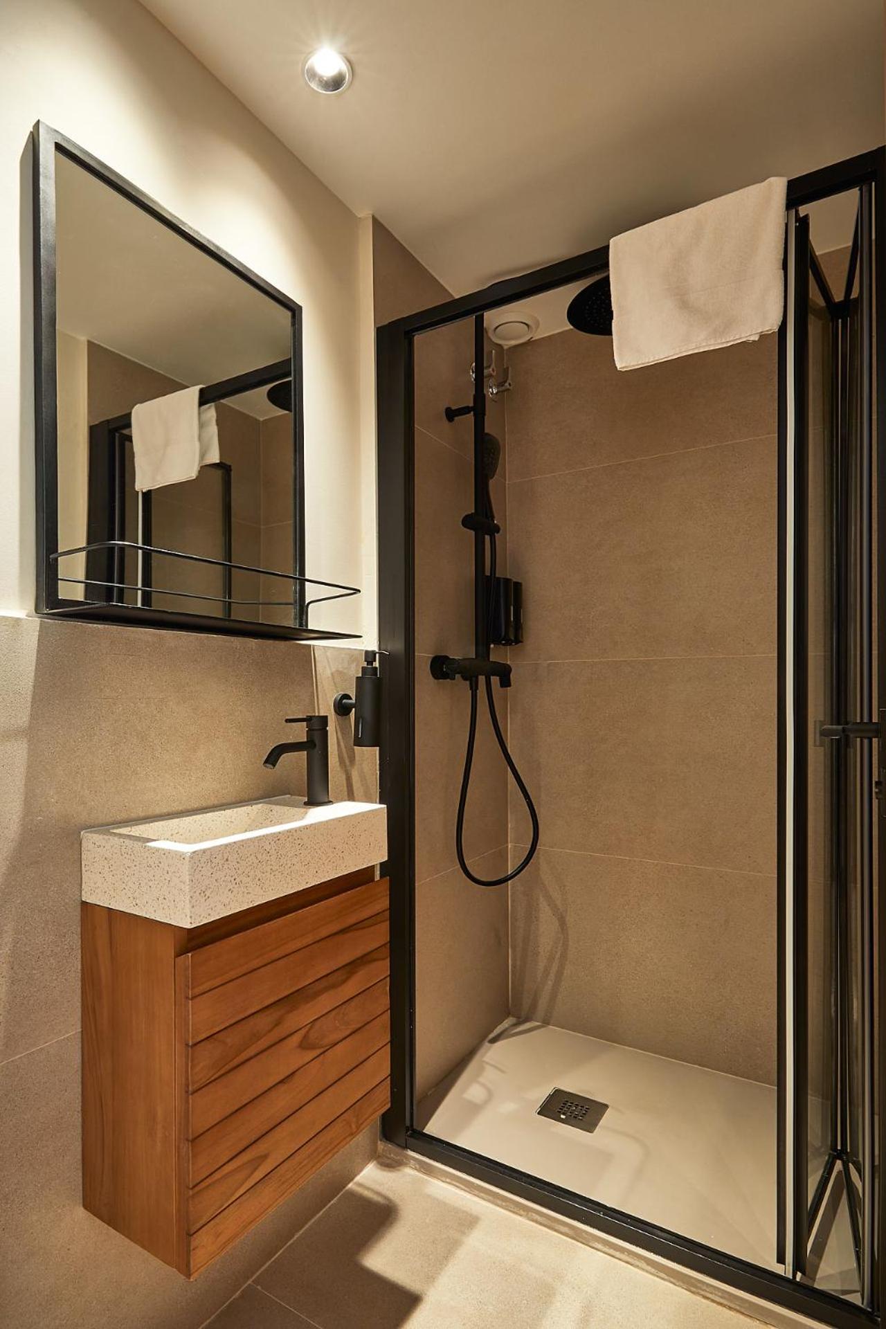 Triple Room Shower
