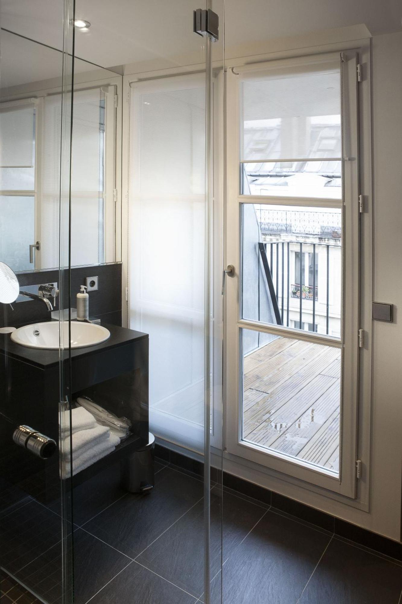 Chambre Privilège avec Terrasse et Accès au Spa – Dernier Étage