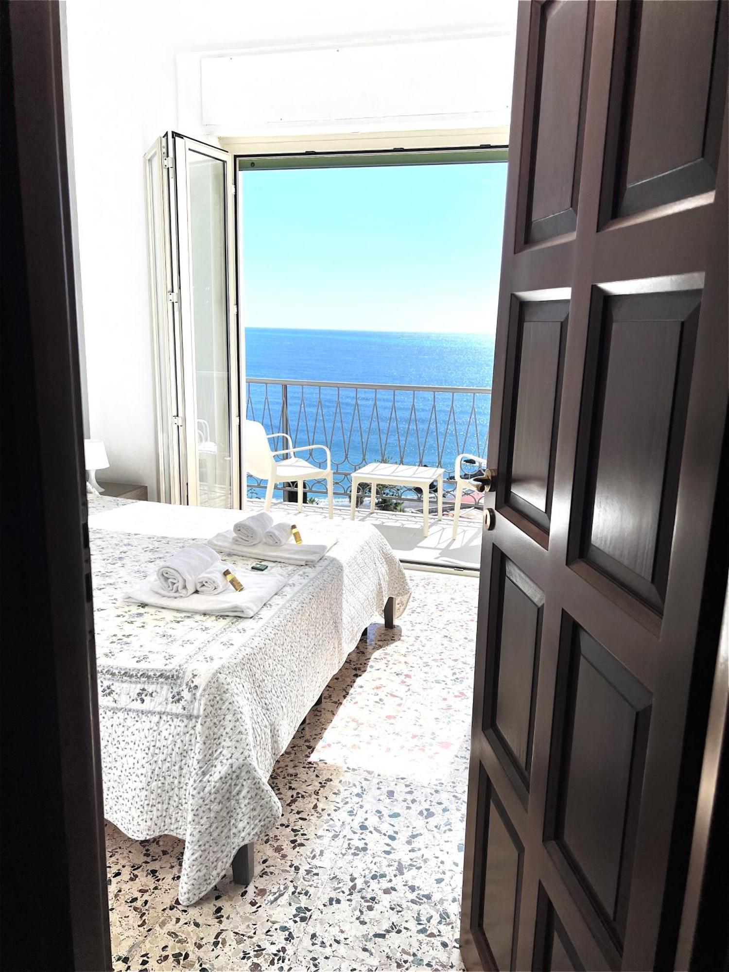 Double or Twin Room Private External Bathroom