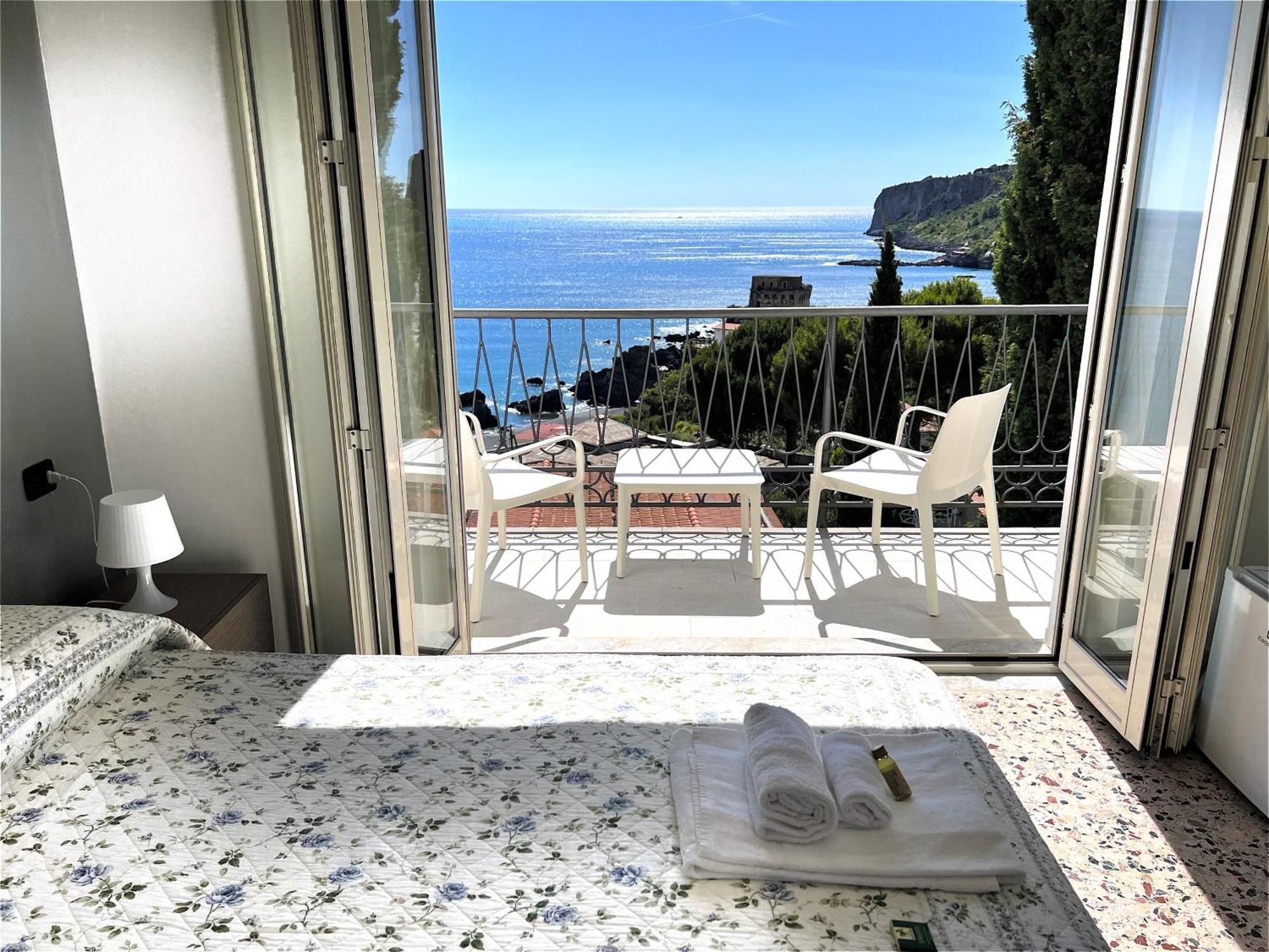 Double or Twin Room Private External Bathroom