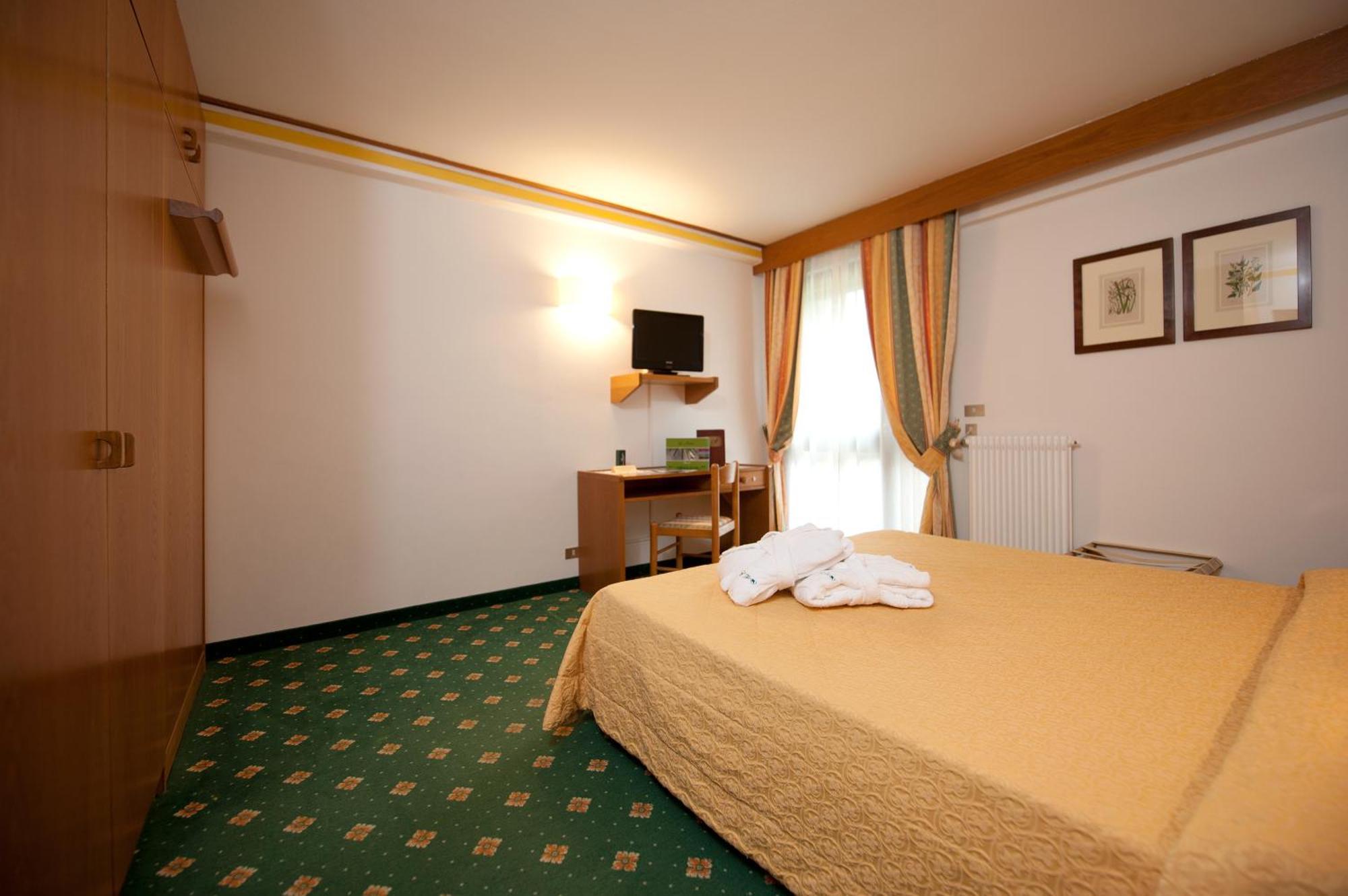 Standard Double Room,689168373:JPEG