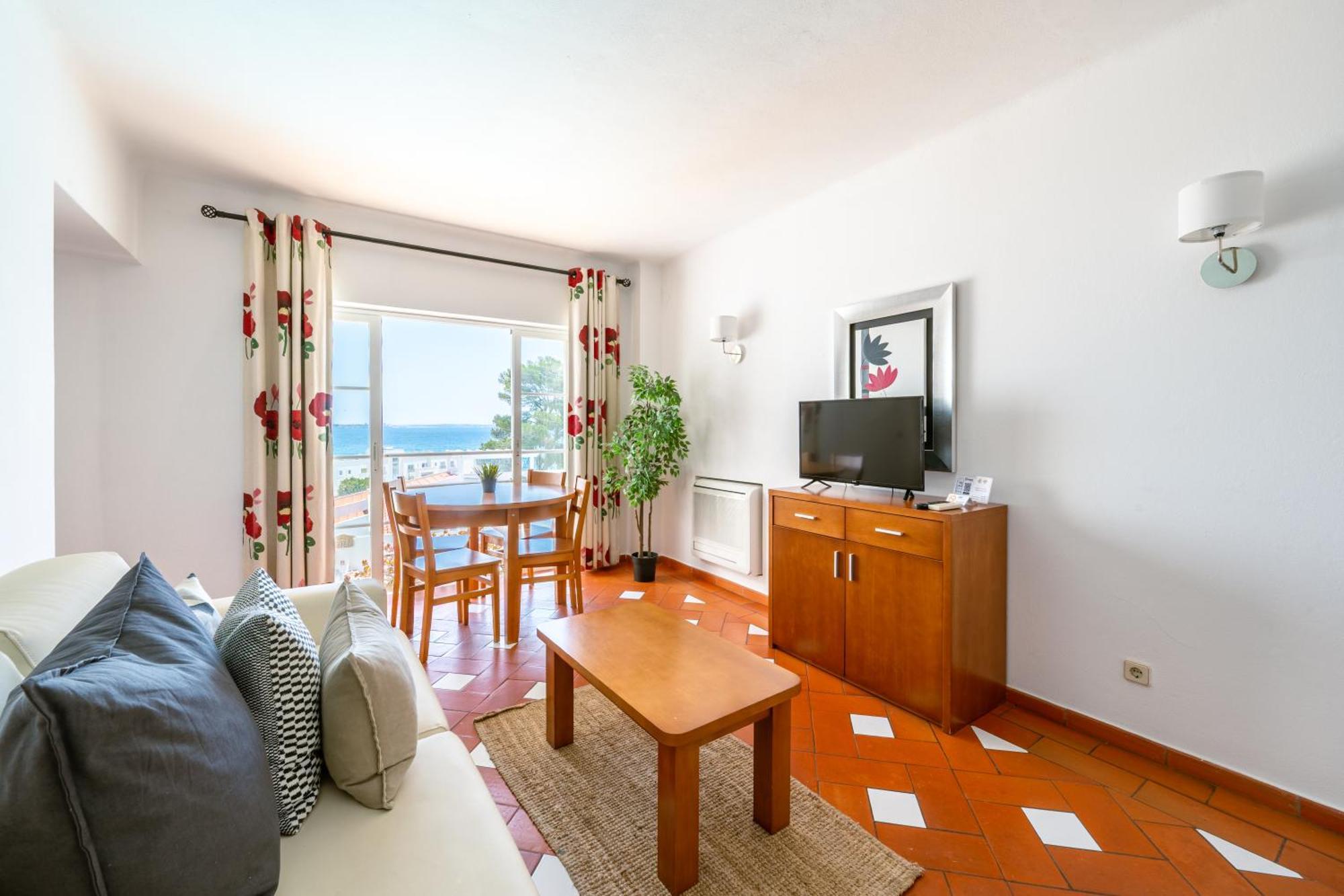 One-Bedroom Apartment Sea View