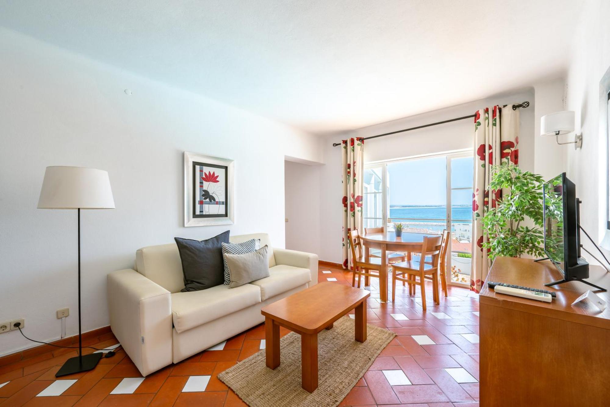 One-Bedroom Apartment Sea View