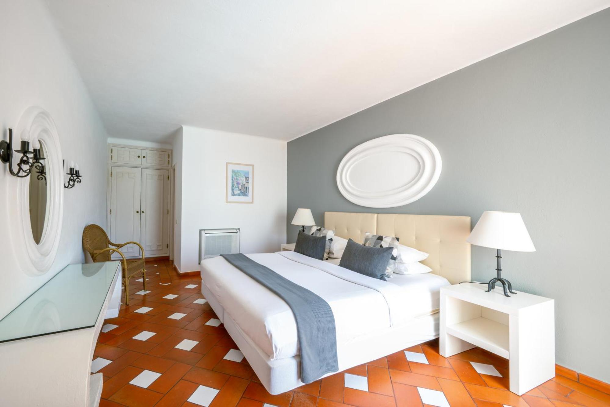 One-Bedroom Apartment Sea View