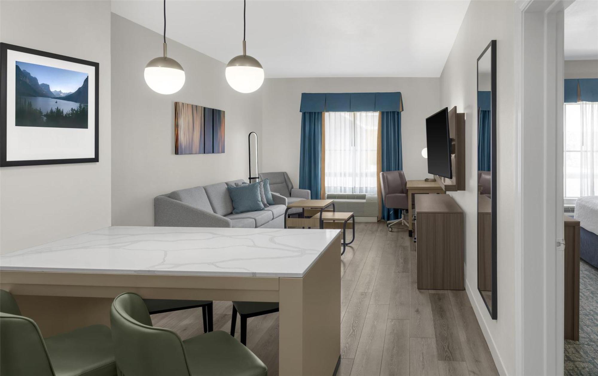 Two Bedroom Suite One King Two Queen Beds Non-Smoking