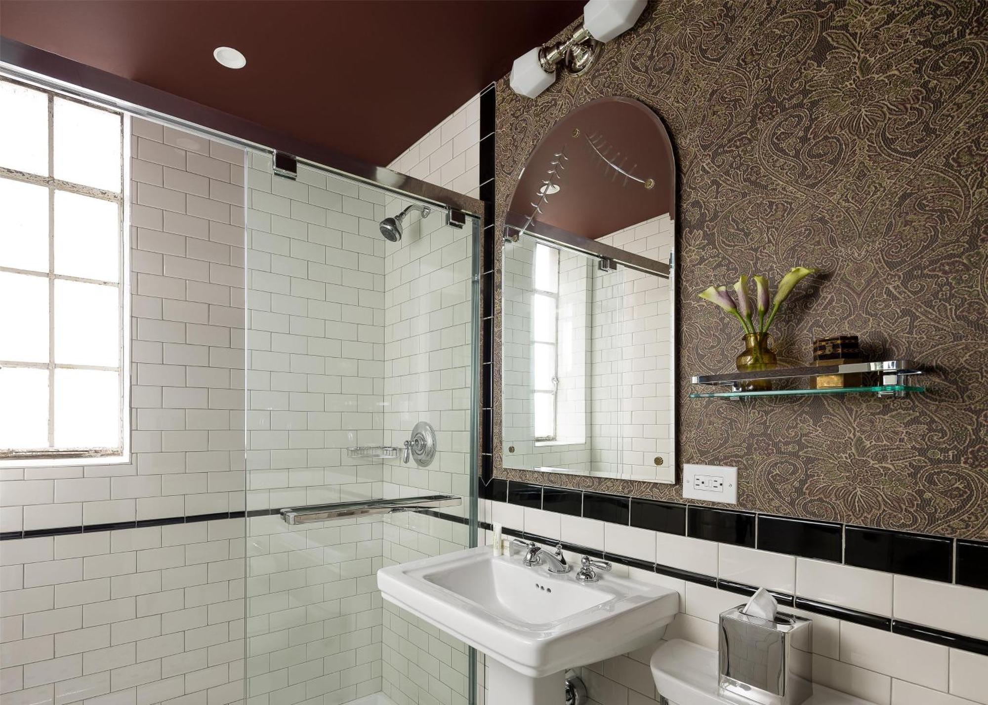 Graduate King Room Wet Bar