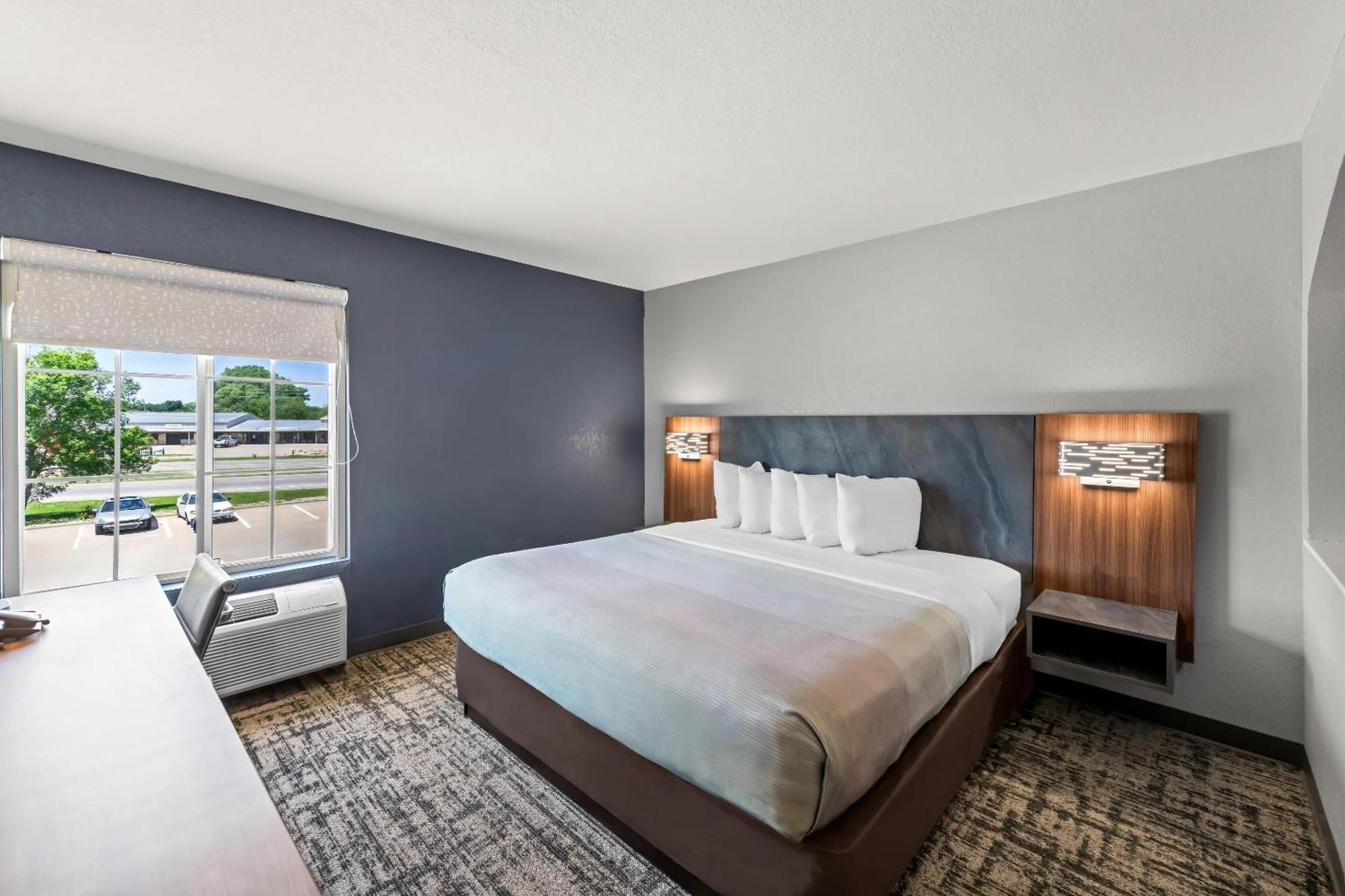 King Suite with Whirlpool - Non-Smoking