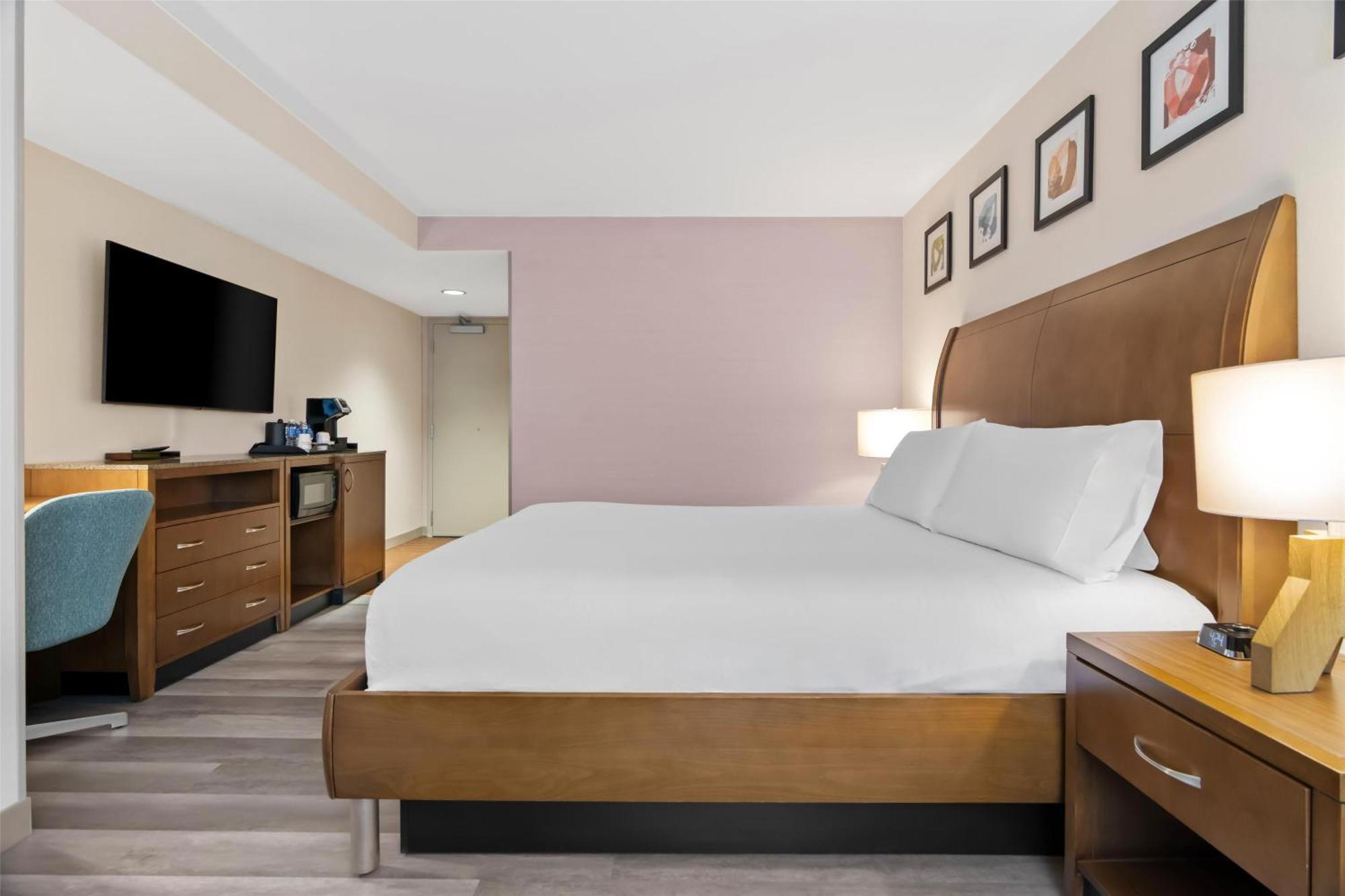 Quarto com Cama King-size e Banheiro Adaptado - Acessível para Hóspedes com Mobilidade Reduzida