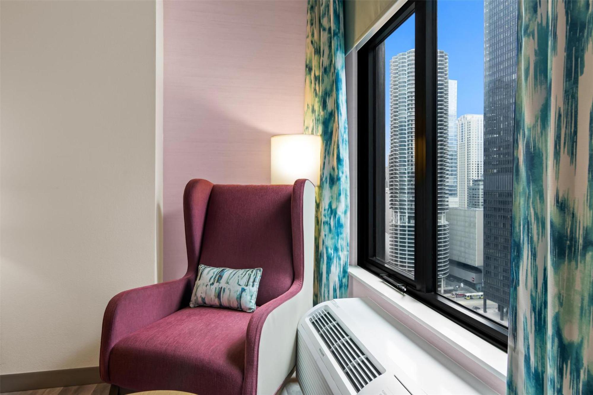 Quarto com Cama King-size e Vista Parcial do Rio