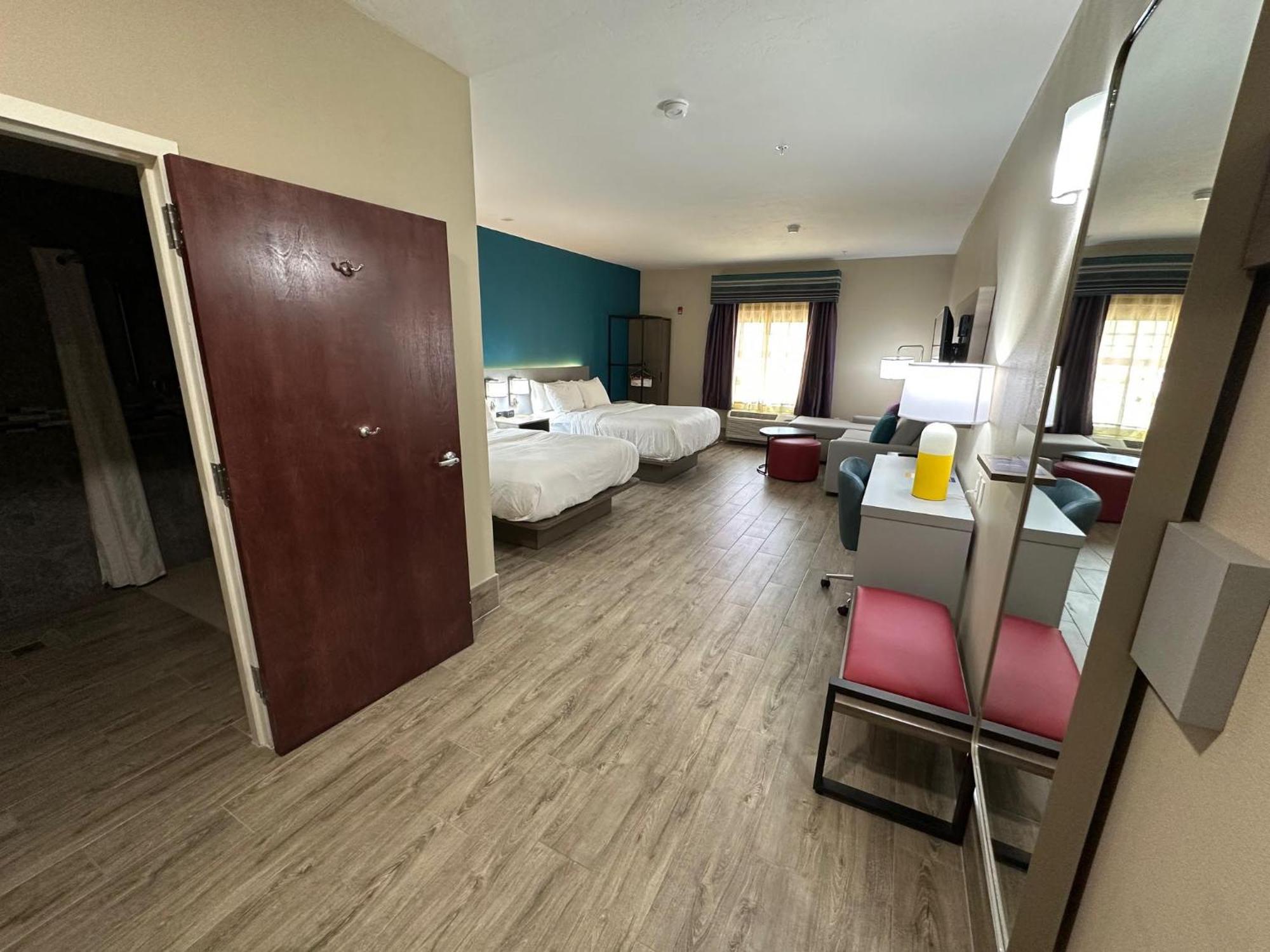 Queen Suite with Two Queen Beds - Mobility/Hearing Accessible - Non-Smoking,1673952428:JPEG