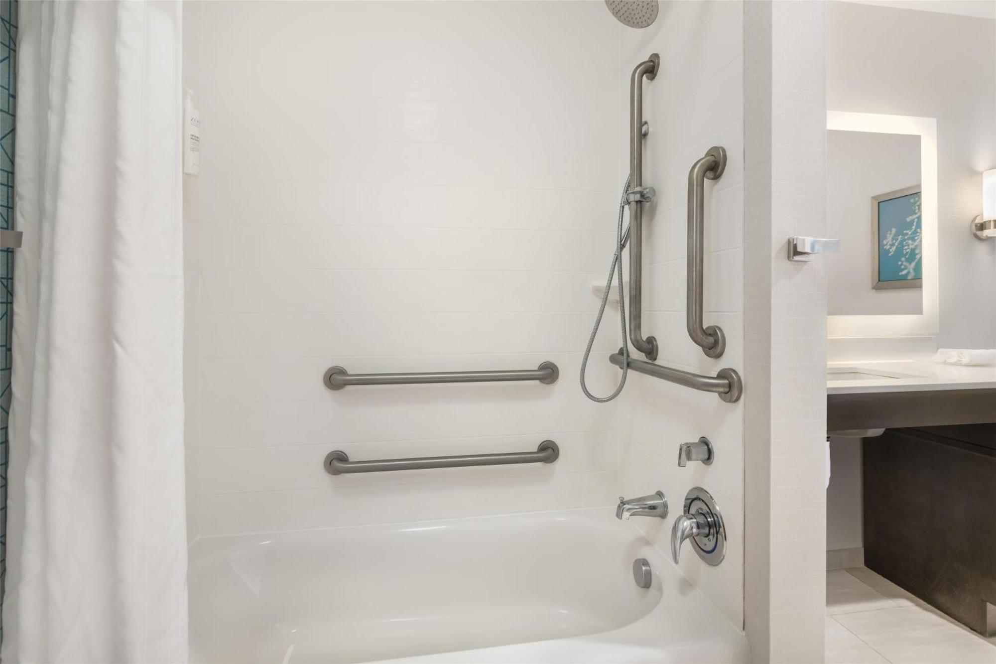 Queen Suite Two Queen Beds Bath Tub Mobility Access