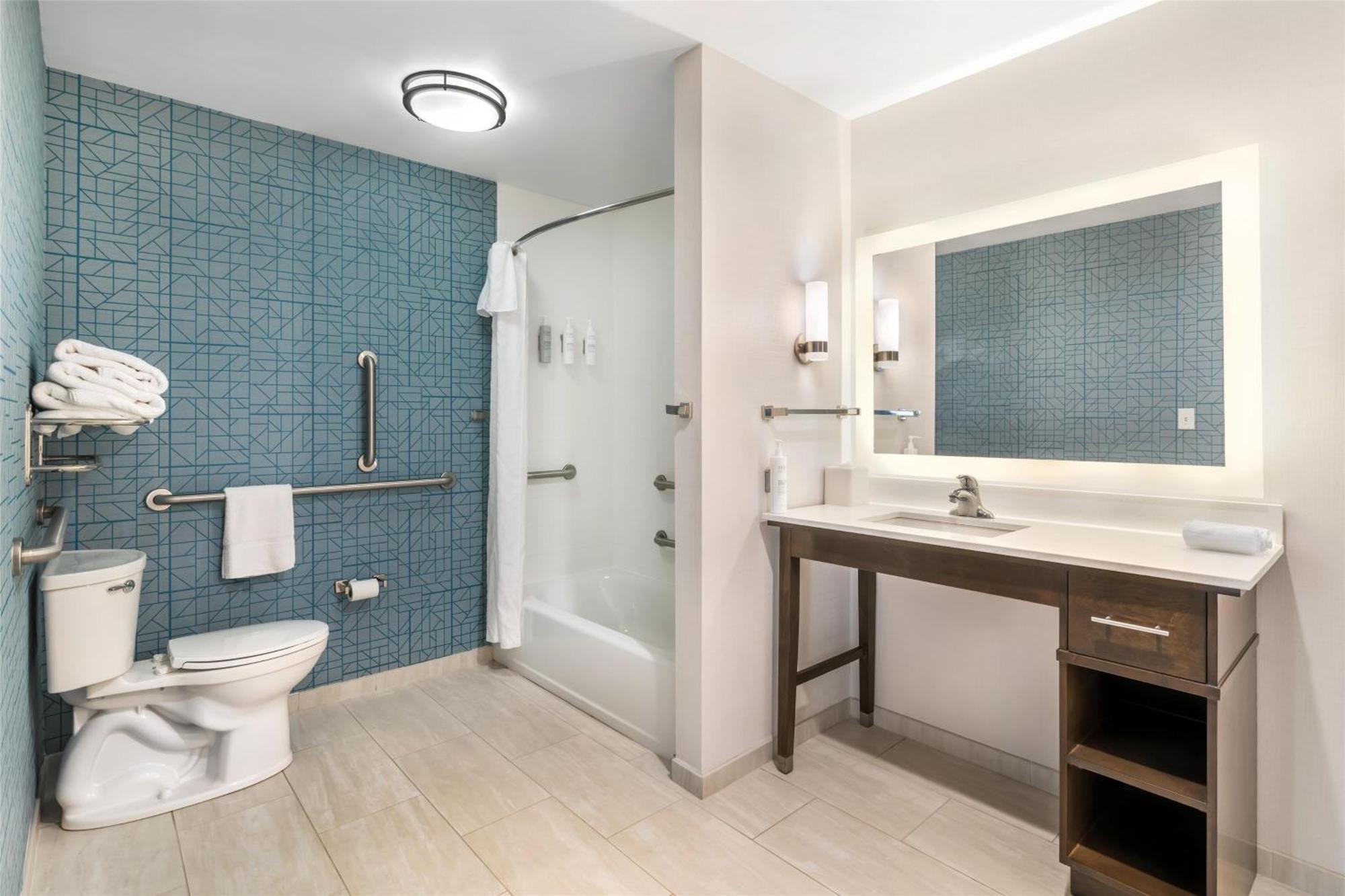 Queen Suite Two Queen Beds Bath Tub Mobility Access