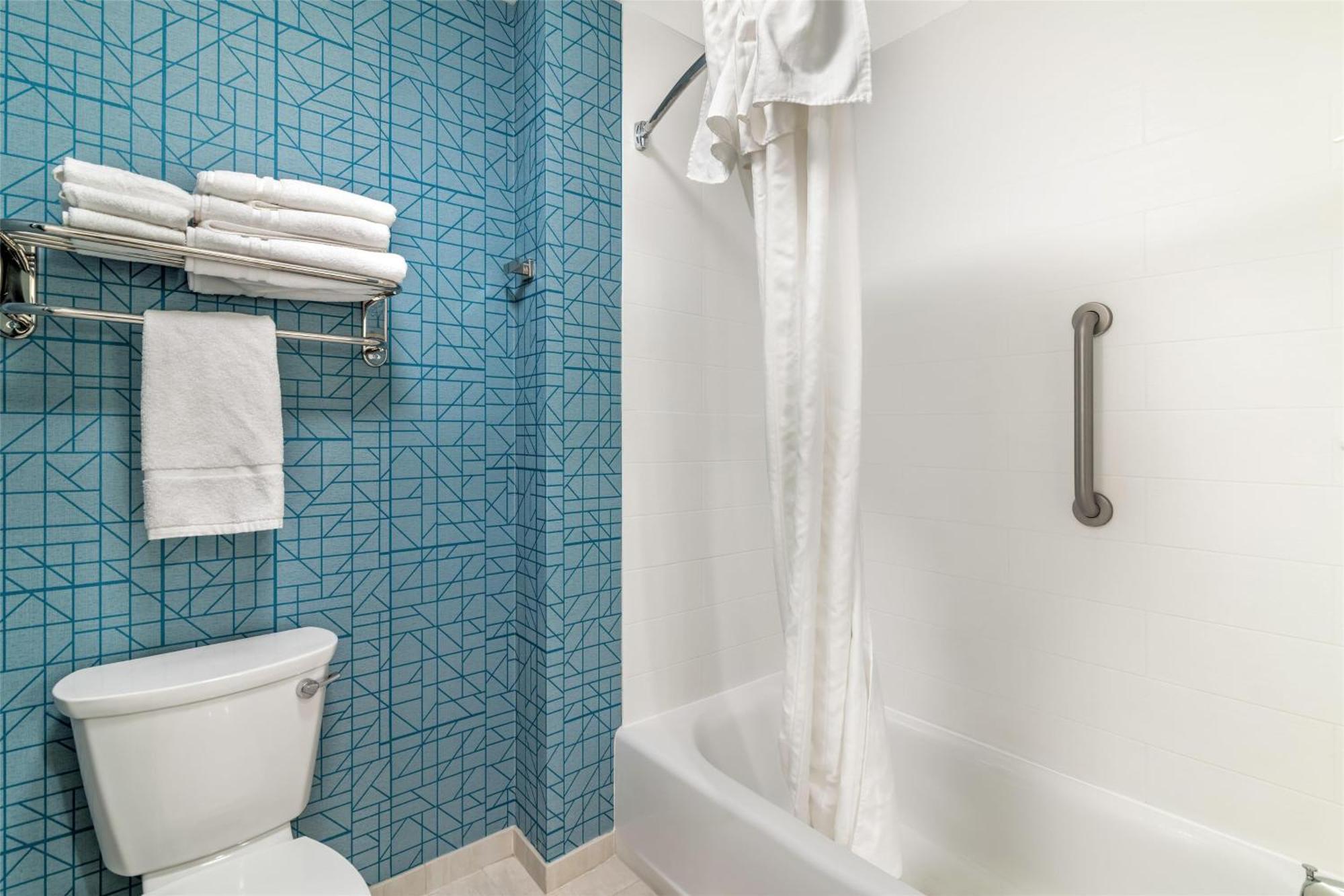 Queen Suite Two Queen Beds Bath Tub Mobility Access