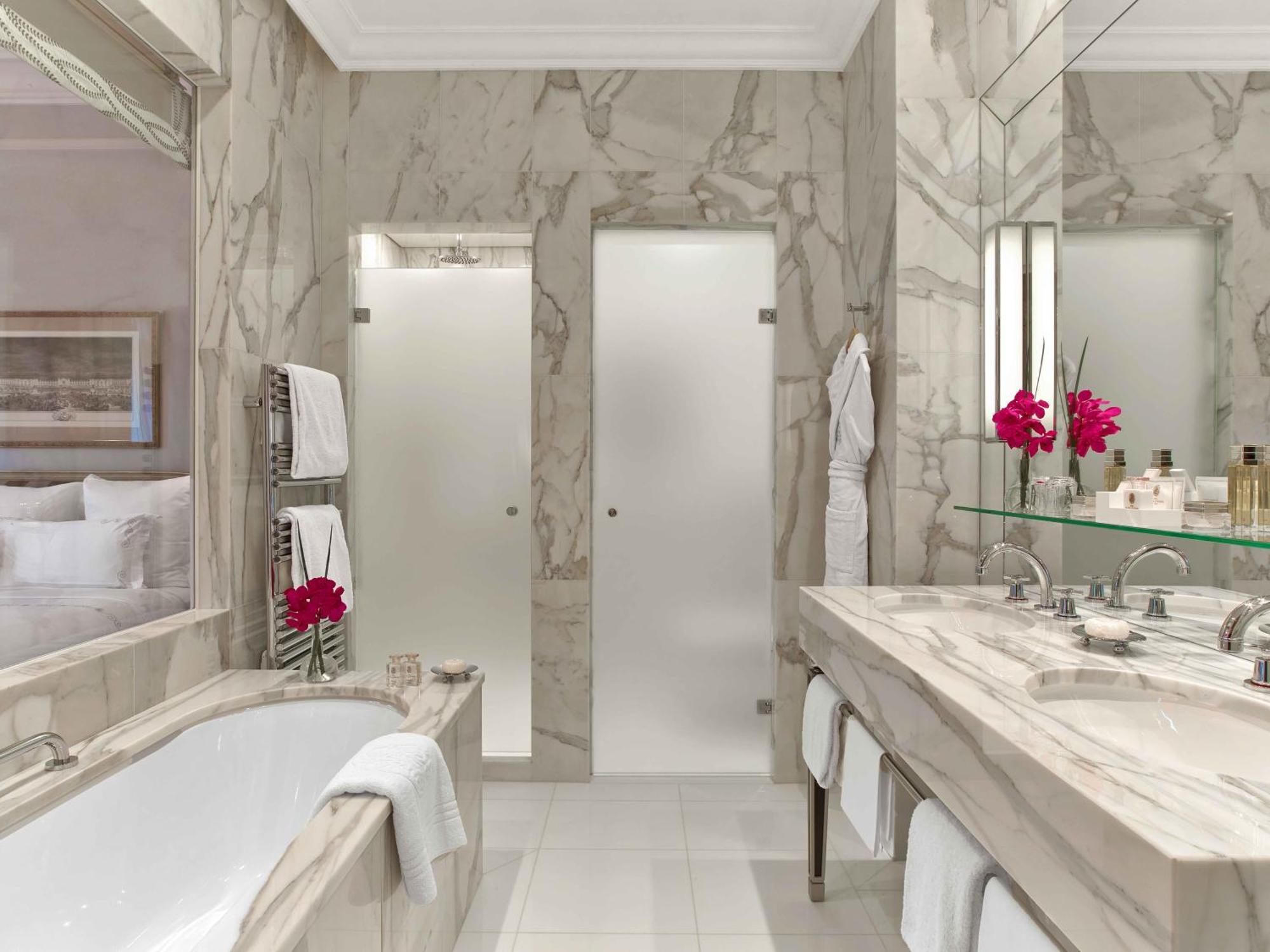 Deluxe Room avenue Montaigne view