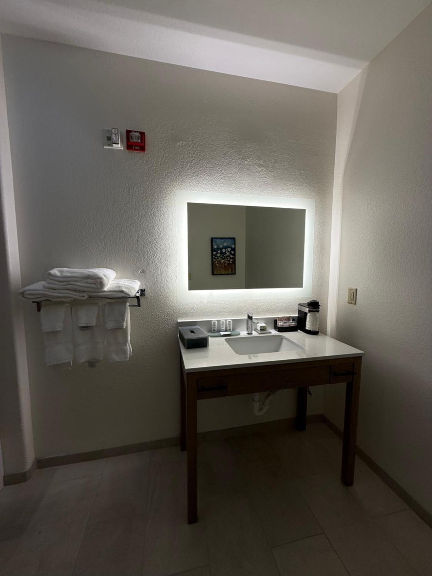 Deluxe King Room with Bath Tub - Mobility Accessible/Non-Smoking,1674723578:JPEG