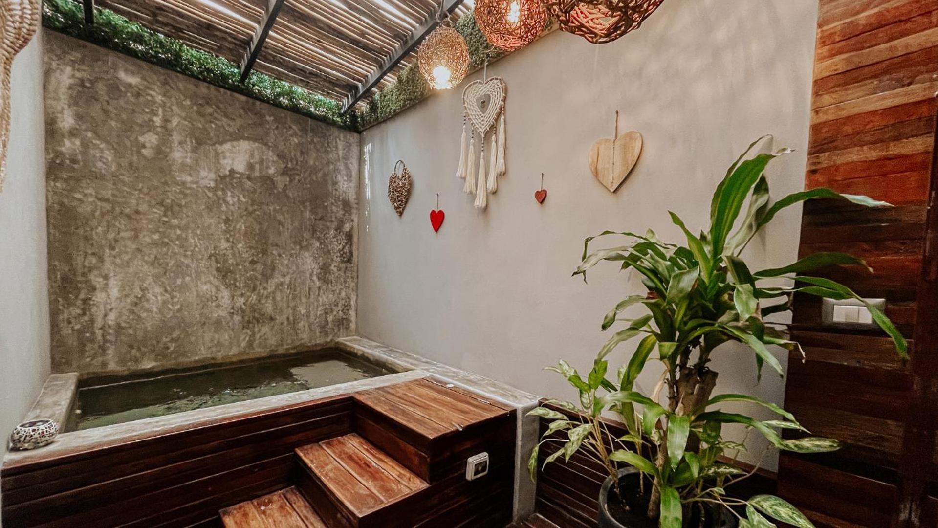 Suite Deluxe Private Patio Room Temperature Bathtub
