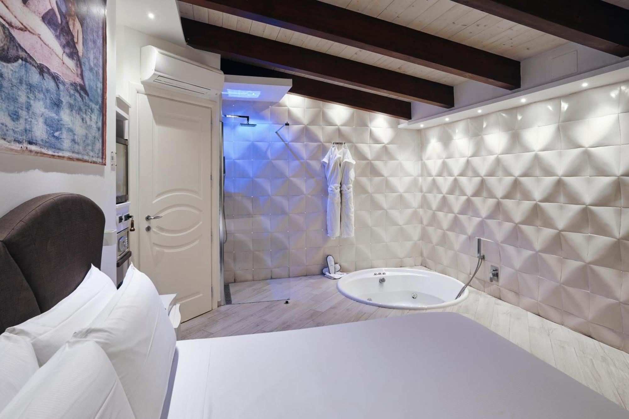 Deluxe Suite Spa Bath
