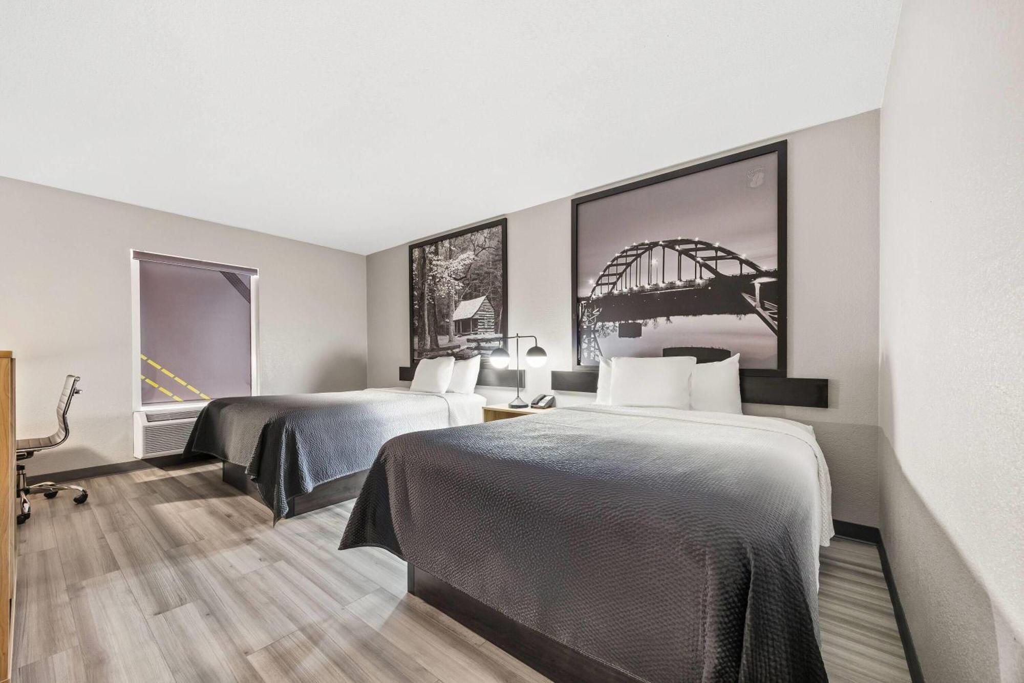 2 Queen Beds Pet-Friendly Non-Smoking