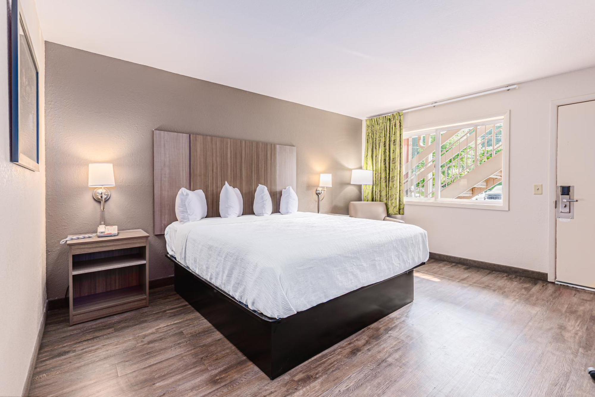 Single King Room Non-Smoking