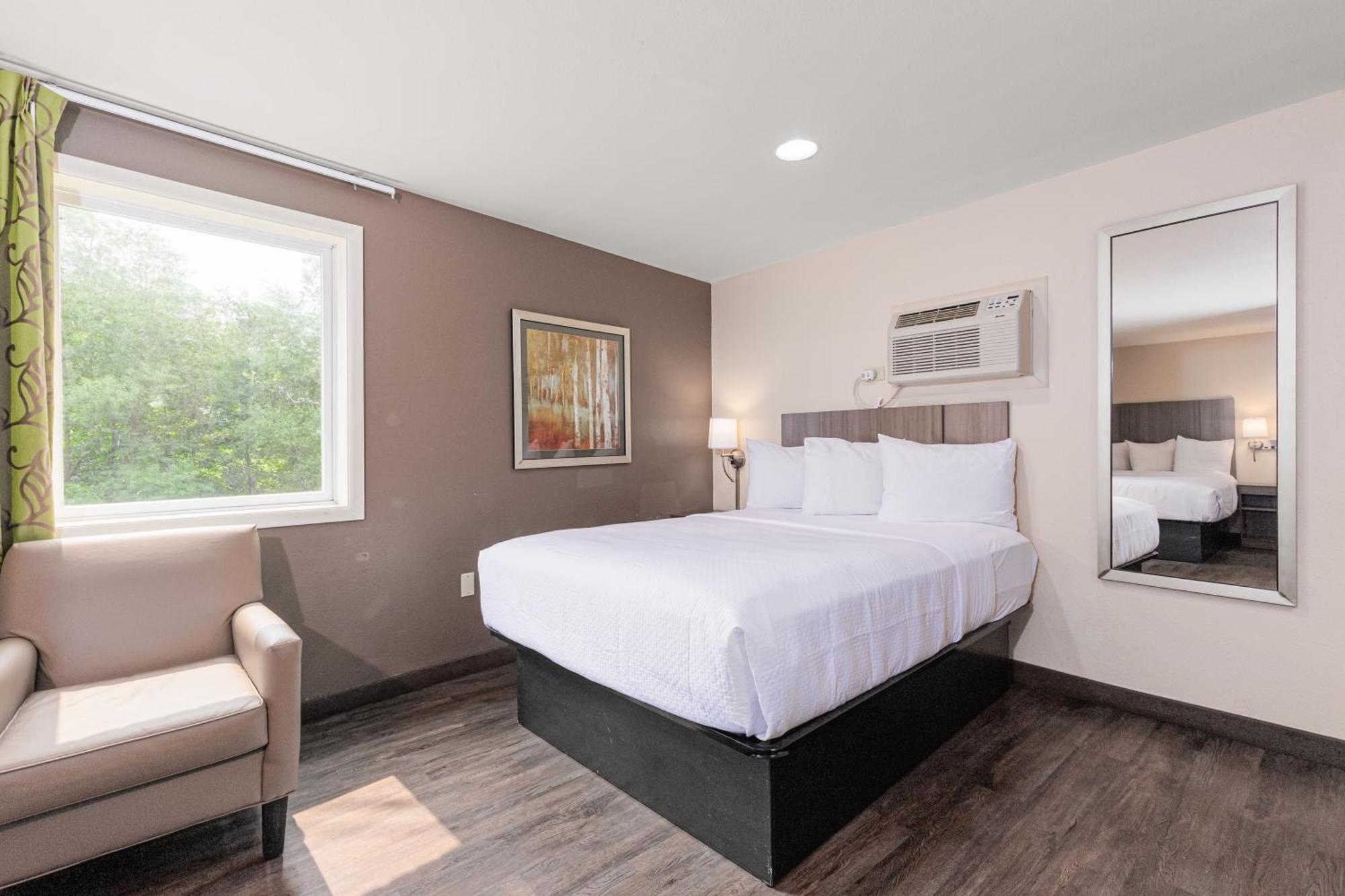 Queen Room Three Queen Beds Non-Smoking