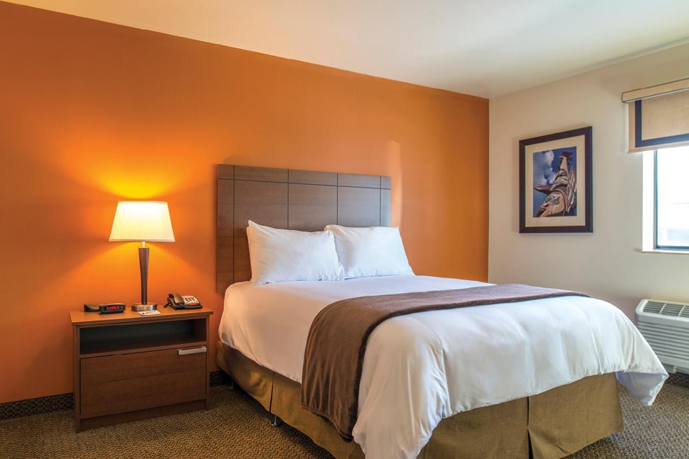 Queen Room Hearing & Mobility Accessible Roll Shower