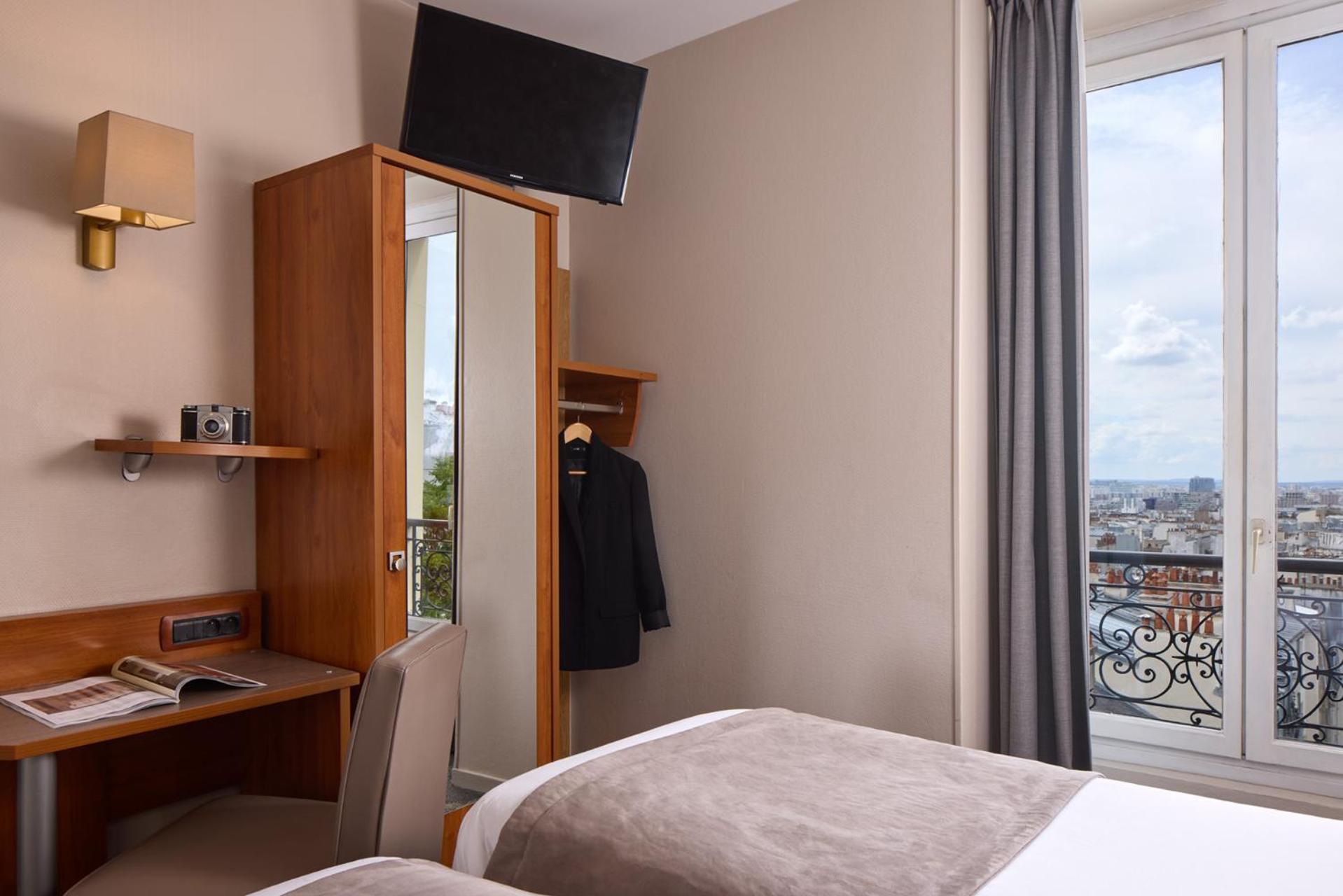 Superior Twin Room Paris view