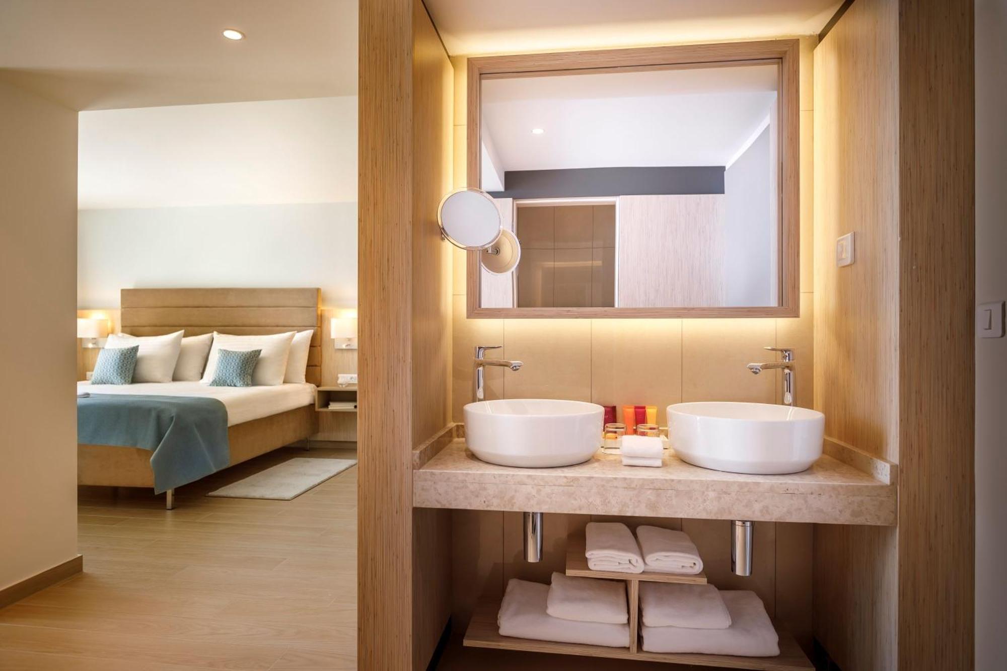 Junior Suite 21 Seaview Designed Adults