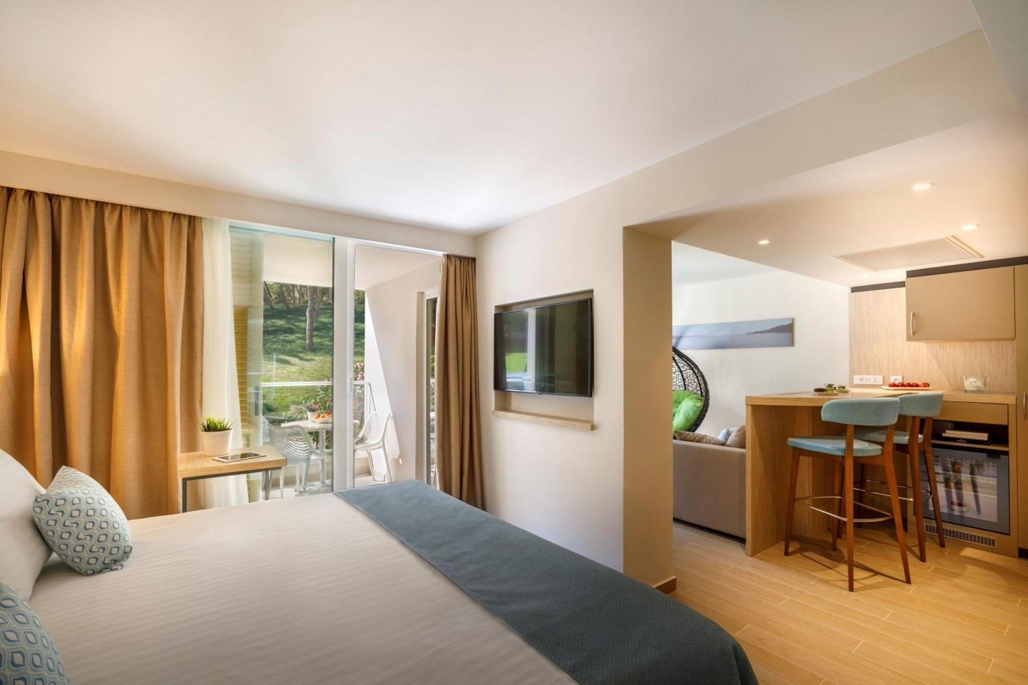 Junior Suite 21 Designed Adults