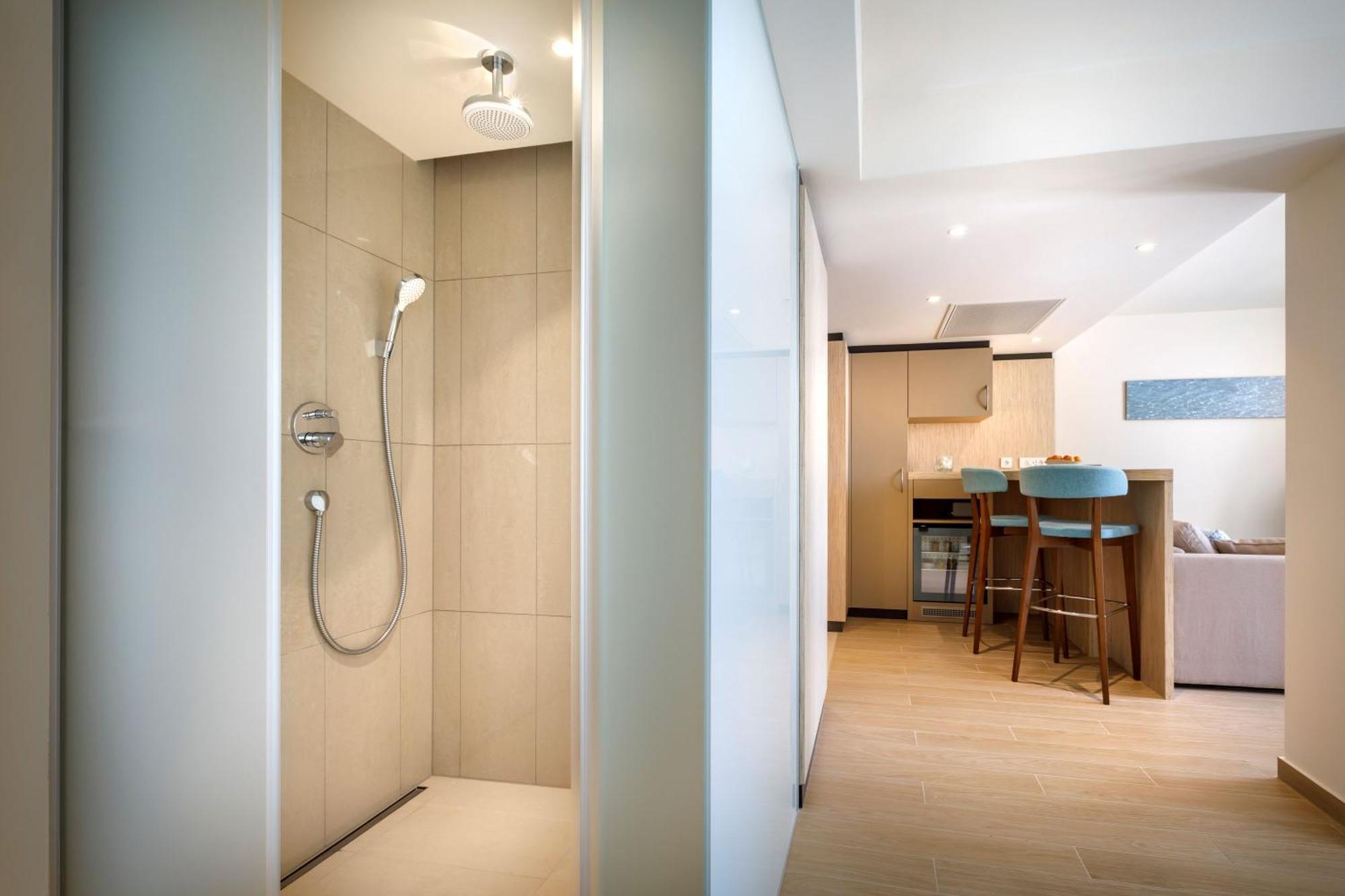 Junior Suite 21 Seaview Designed Adults