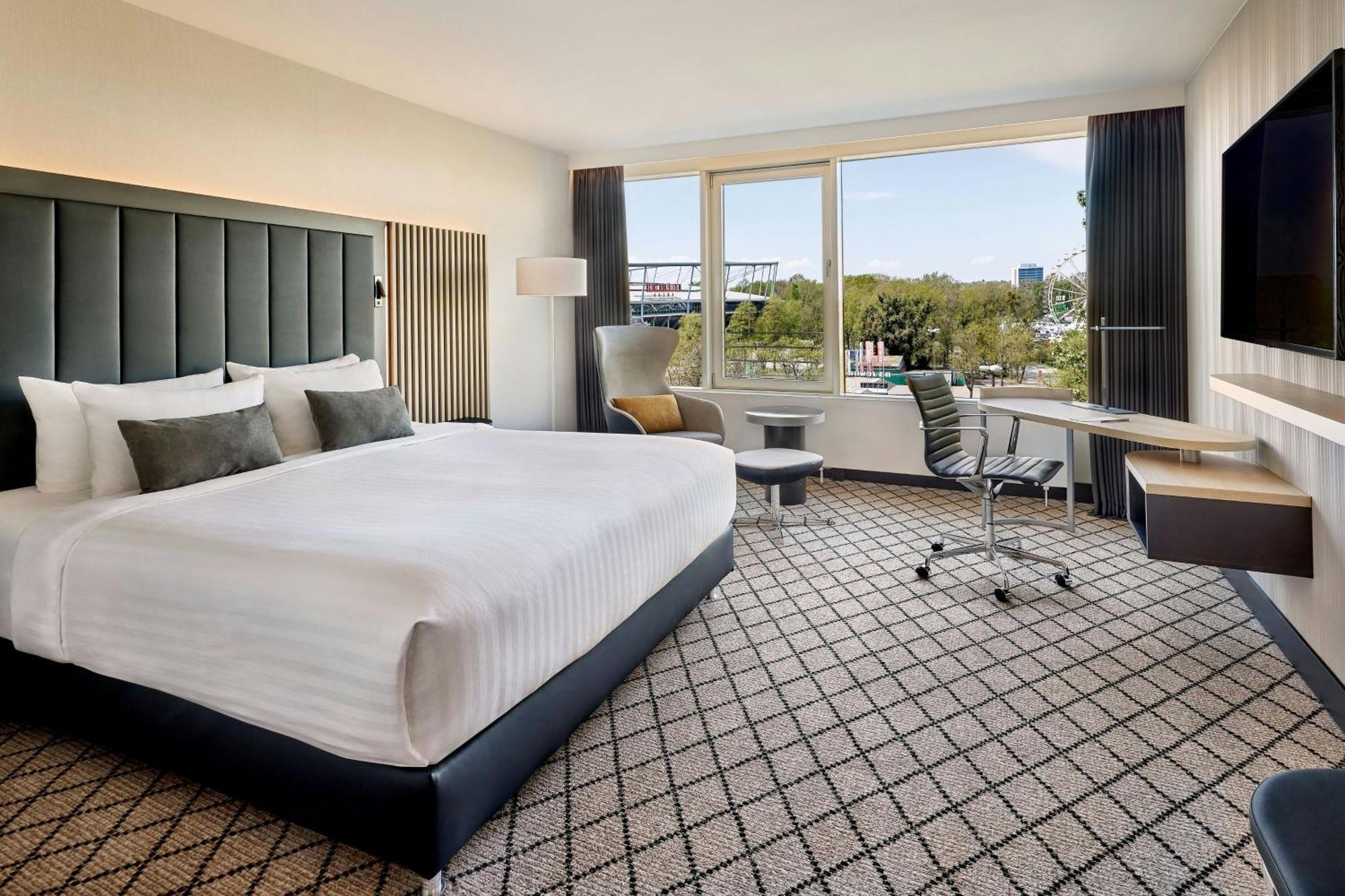 Zimmer mit 1 Kingsize-Bett – Stadion- und Stadtseite