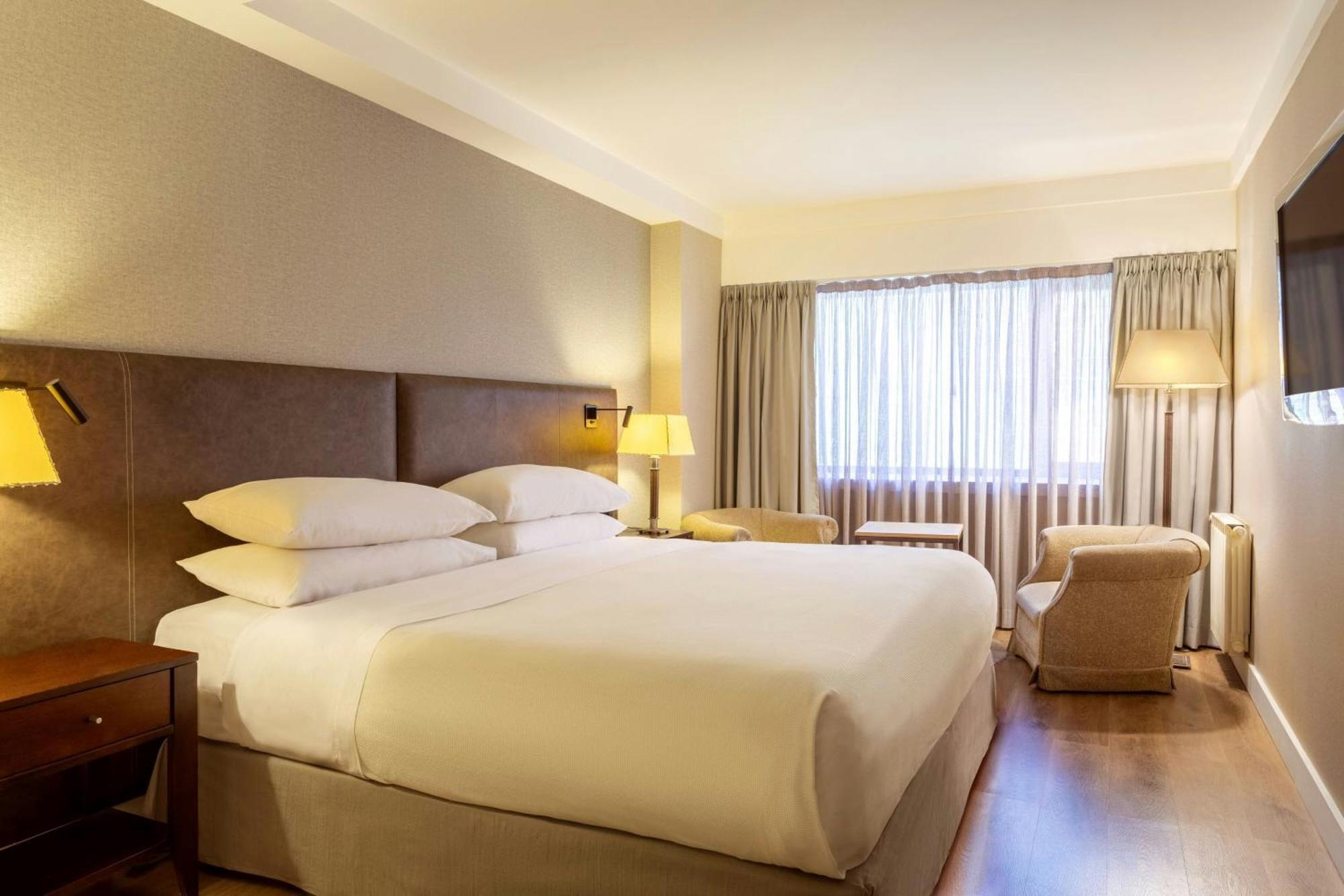 Quarto Clássico com 1 Cama King-size