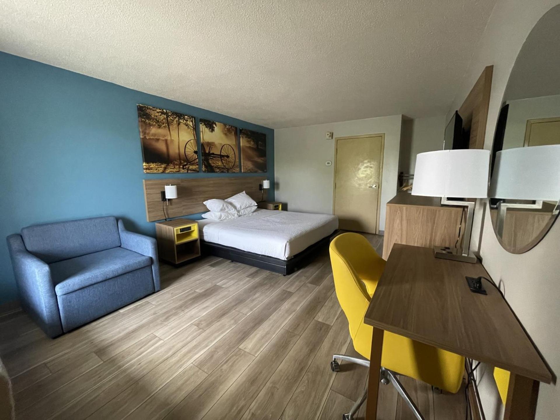 King Room with Roll-In Shower - Mobility Accessible/Non-Smoking