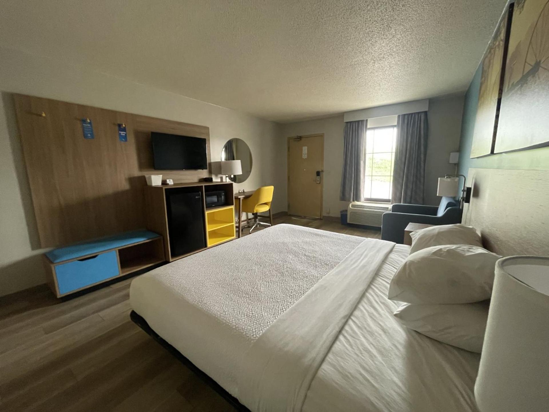 King Room Roll Shower Mobility Accessible or Non-Smoking