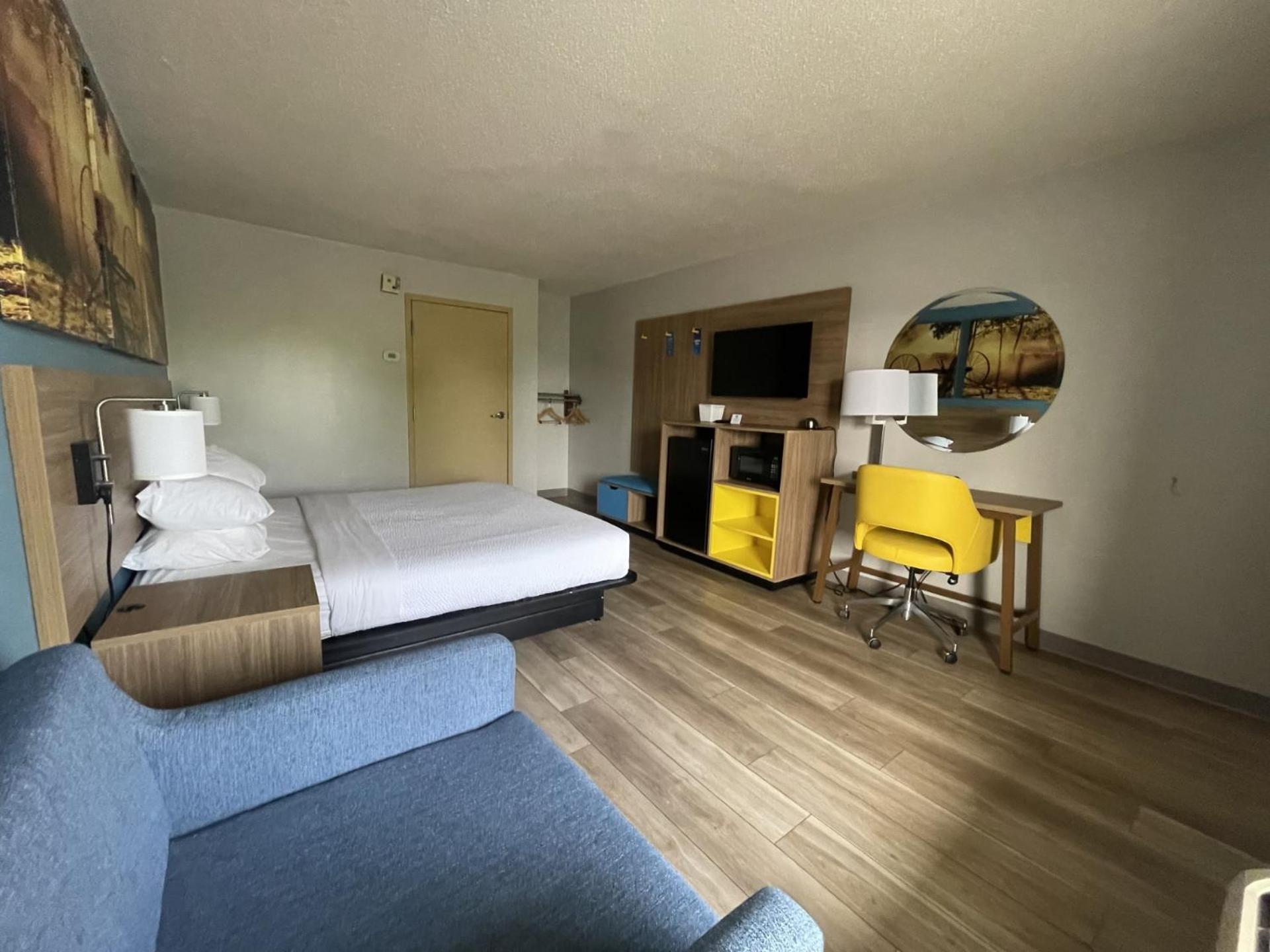 King Room Roll Shower Mobility Accessible or Non-Smoking