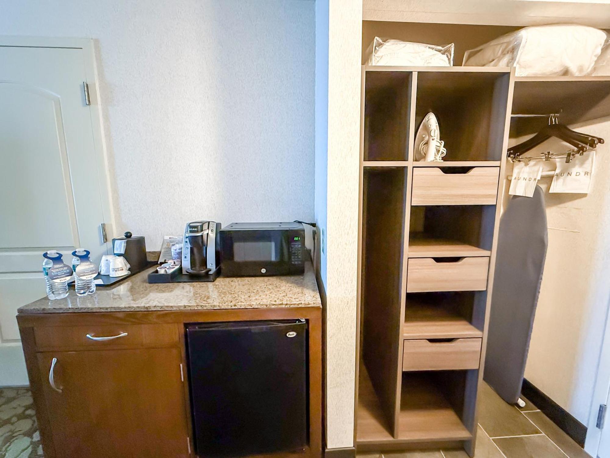 King Room with Roll-In Shower - Mobility Access,1676745151:JPEG