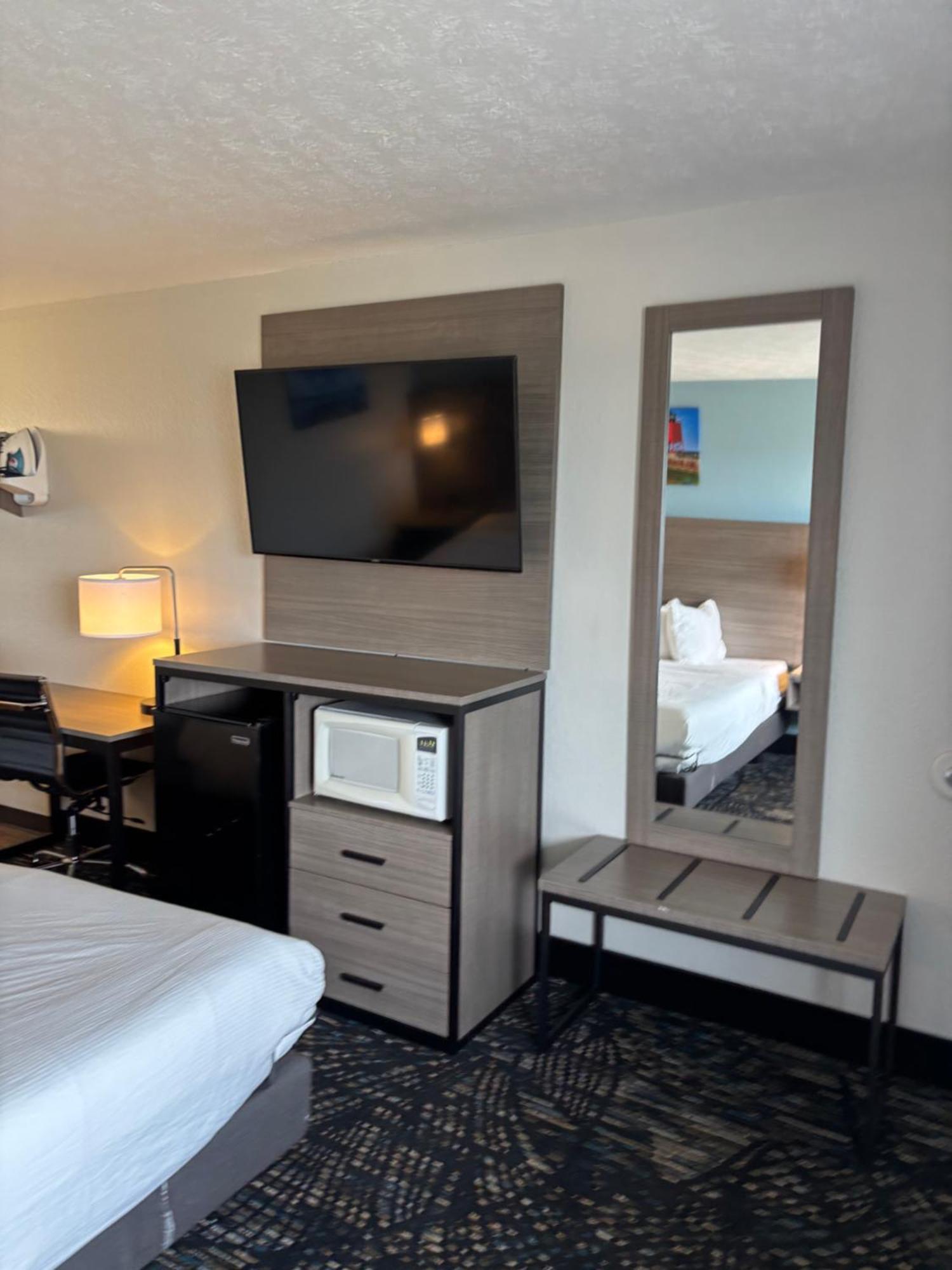 King Room with One King Bed - First Floor - Bay View - Non-Smoking