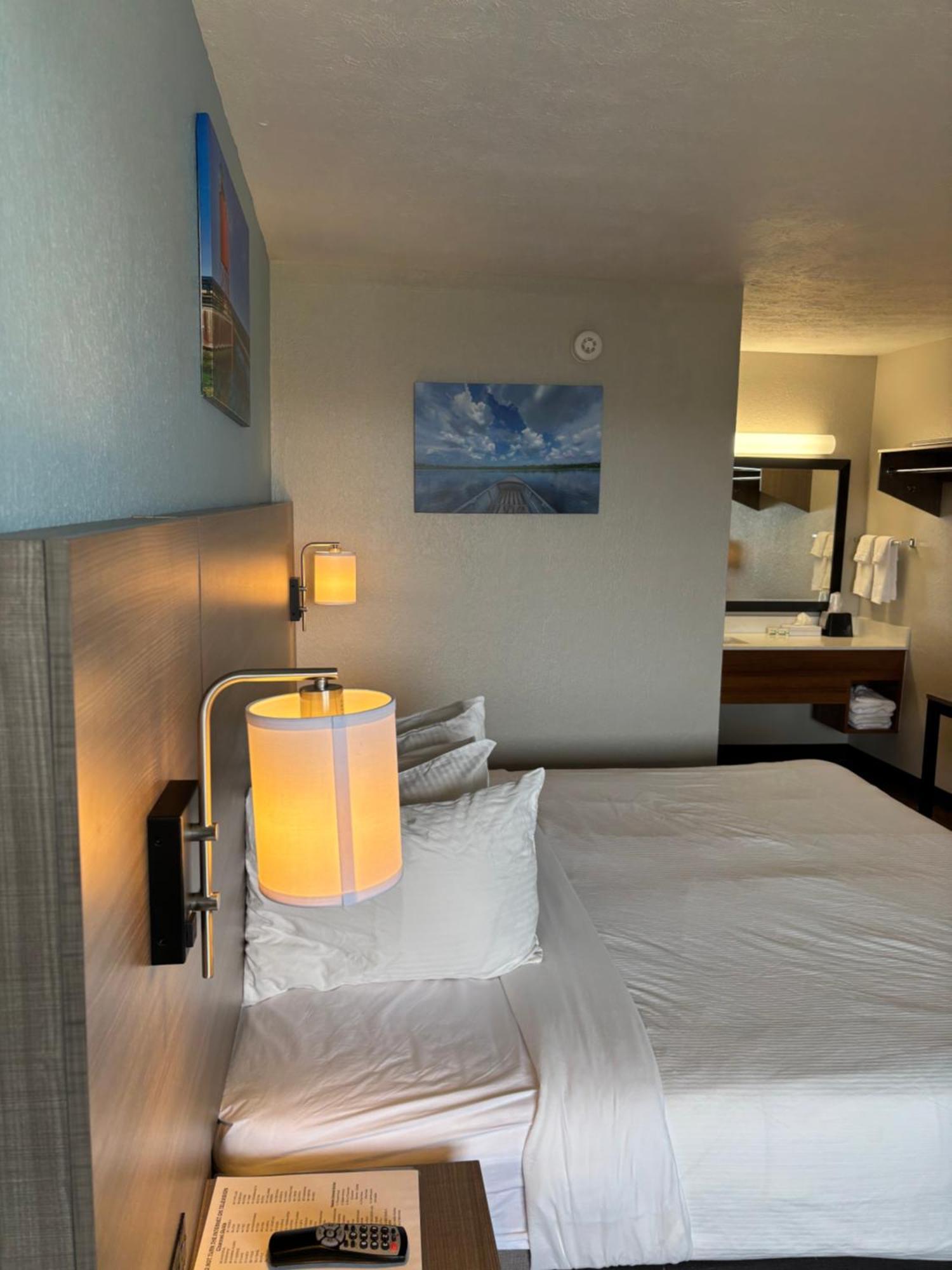 King Room One King Bed First Floor Bay View Non-Smoking