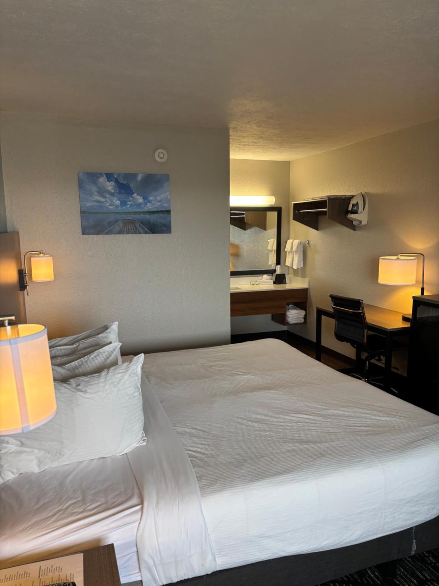 King Room One King Bed First Floor Bay View Non-Smoking