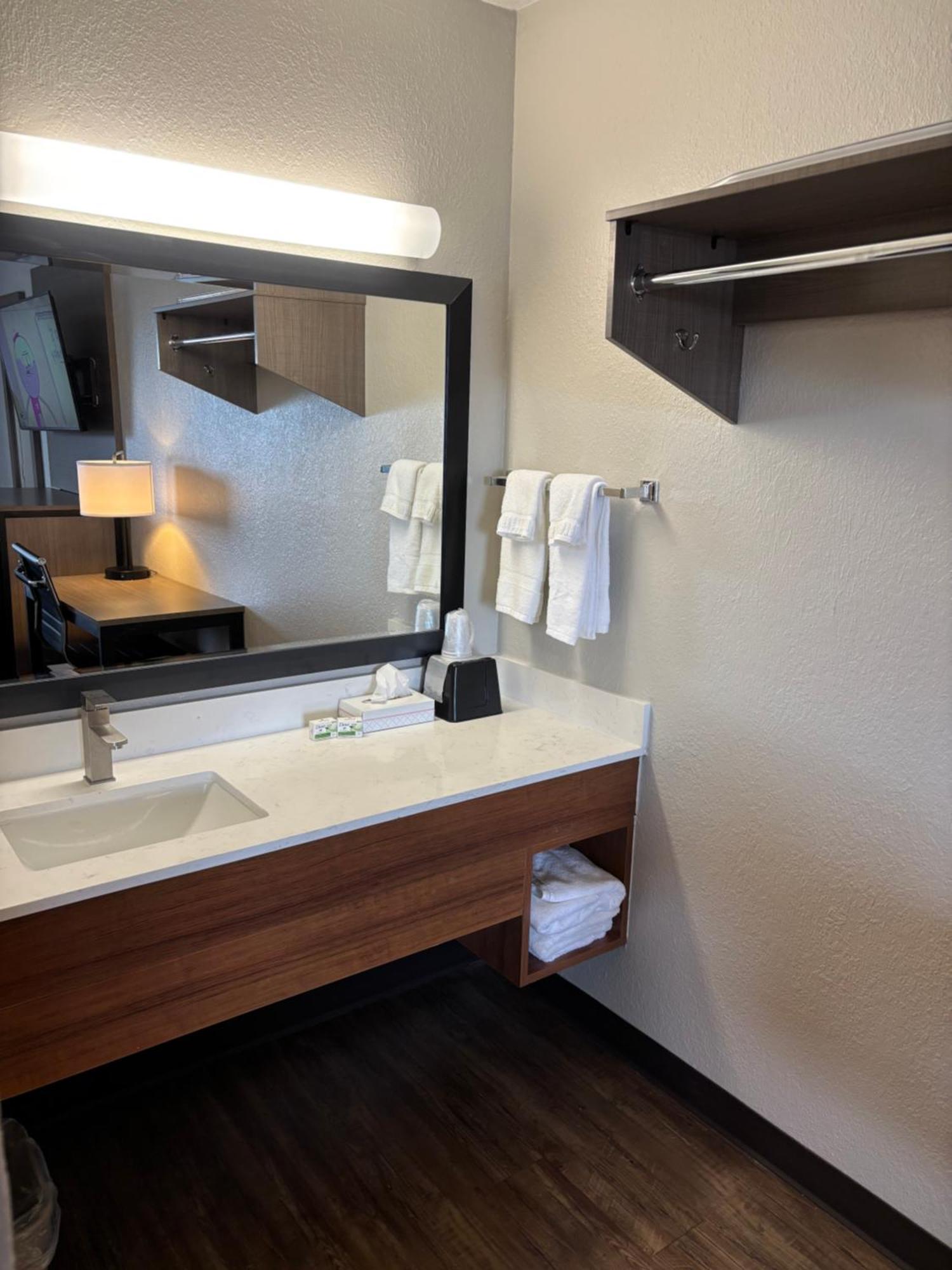King Room One King Bed First Floor Bay View Non-Smoking