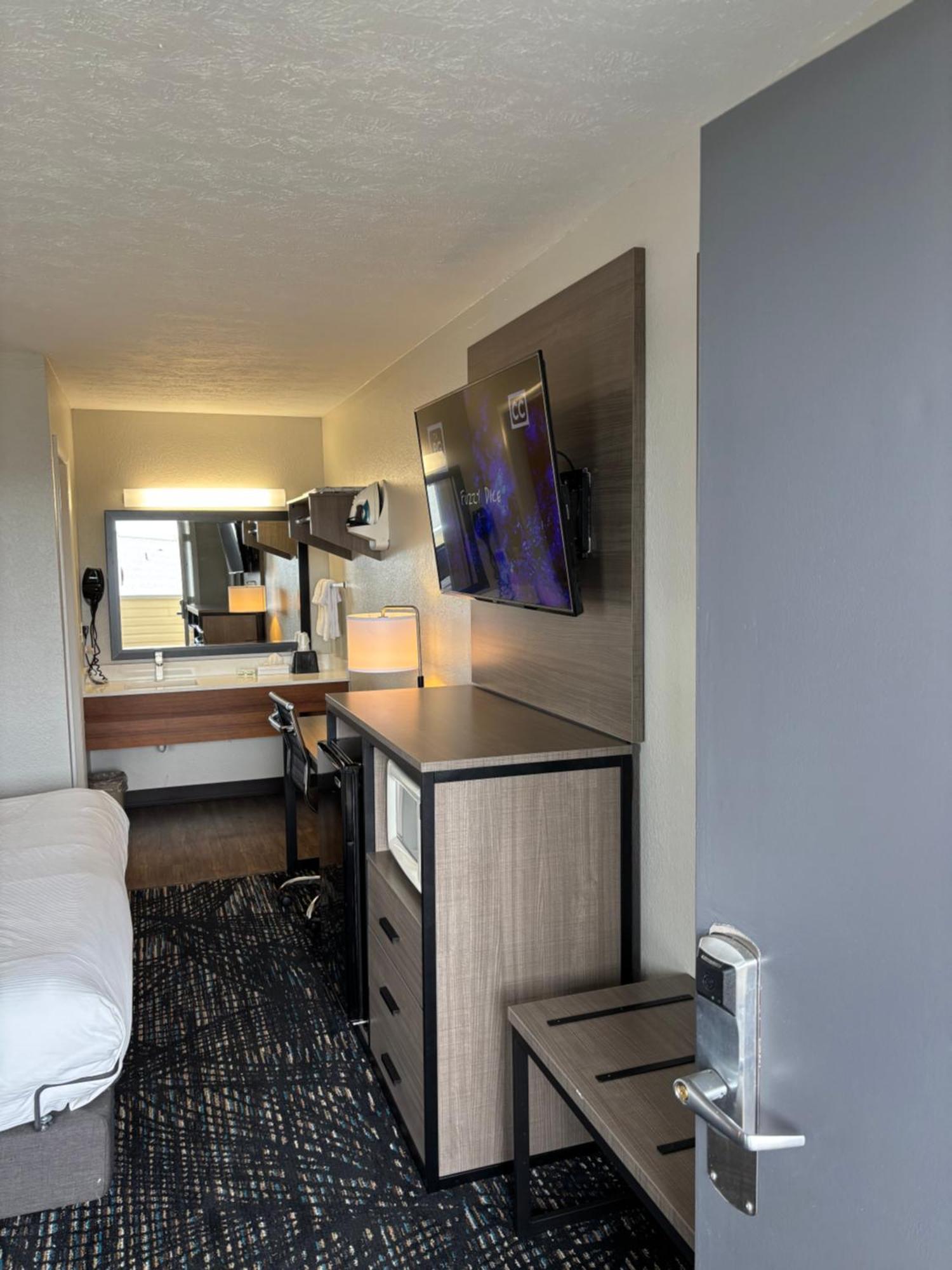 King Room One King Bed First Floor Bay View Non-Smoking