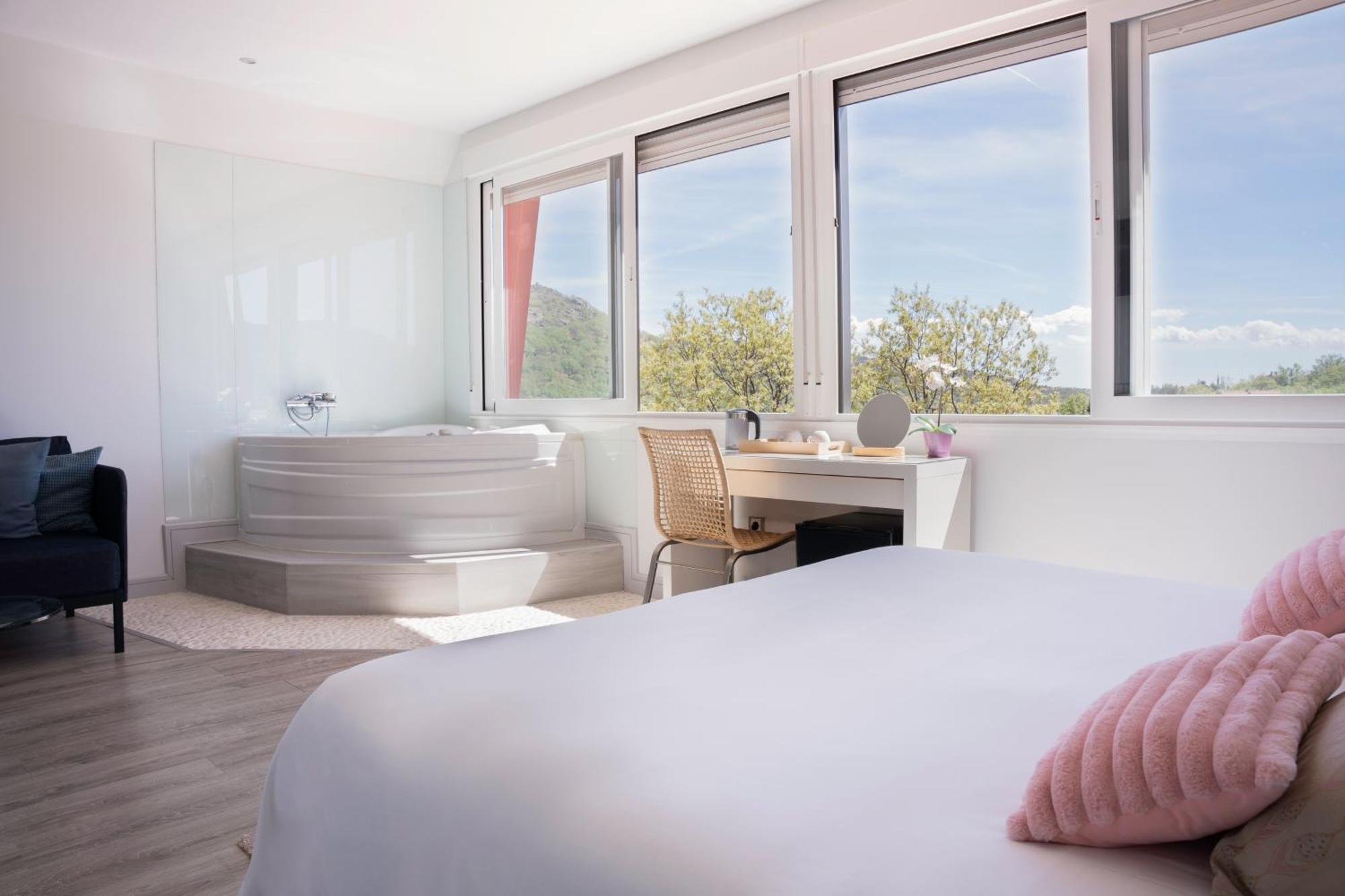 Queen Suite Spa Bath